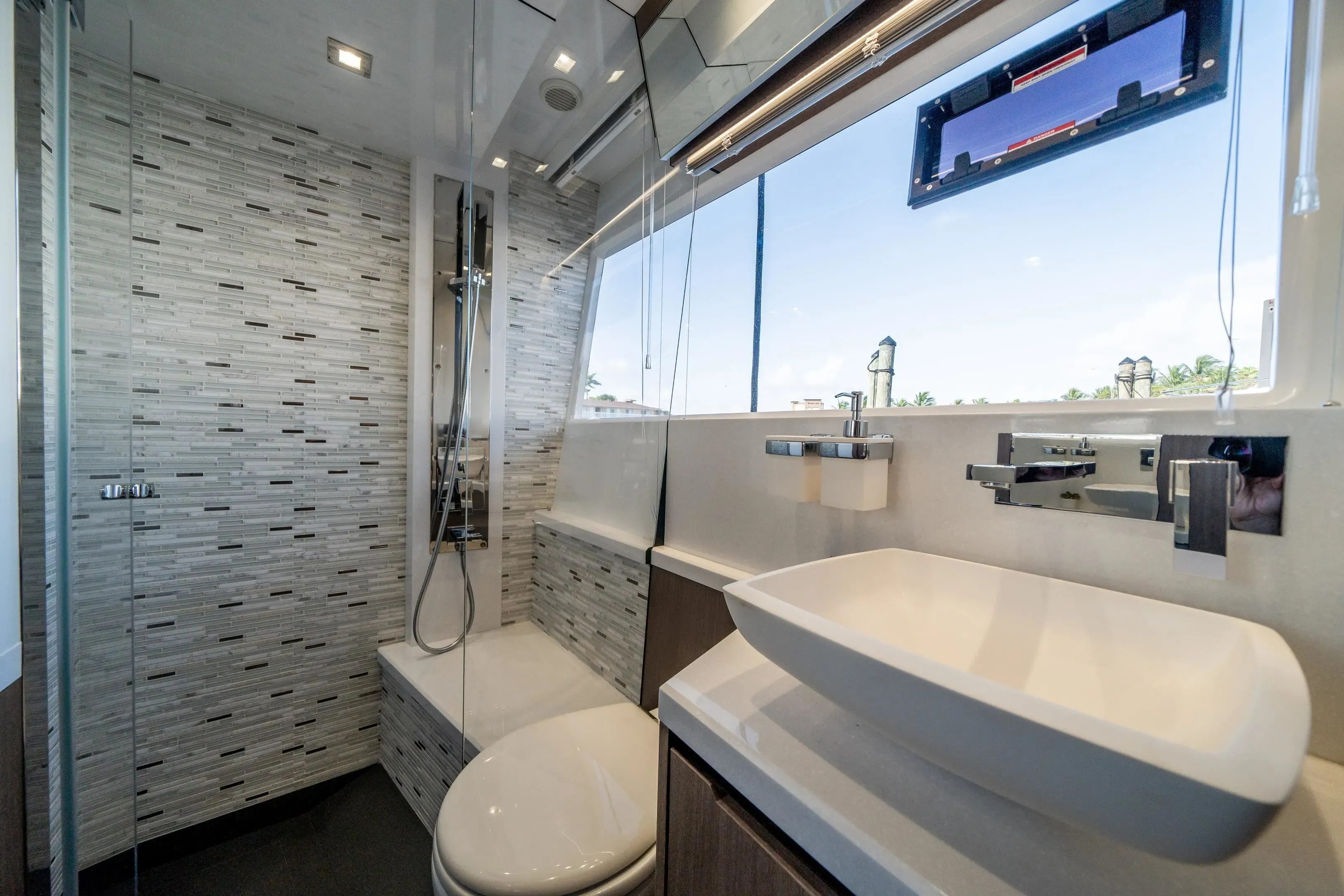 2019 Galeon
                                                             640 FLY Image Thumbnail #9