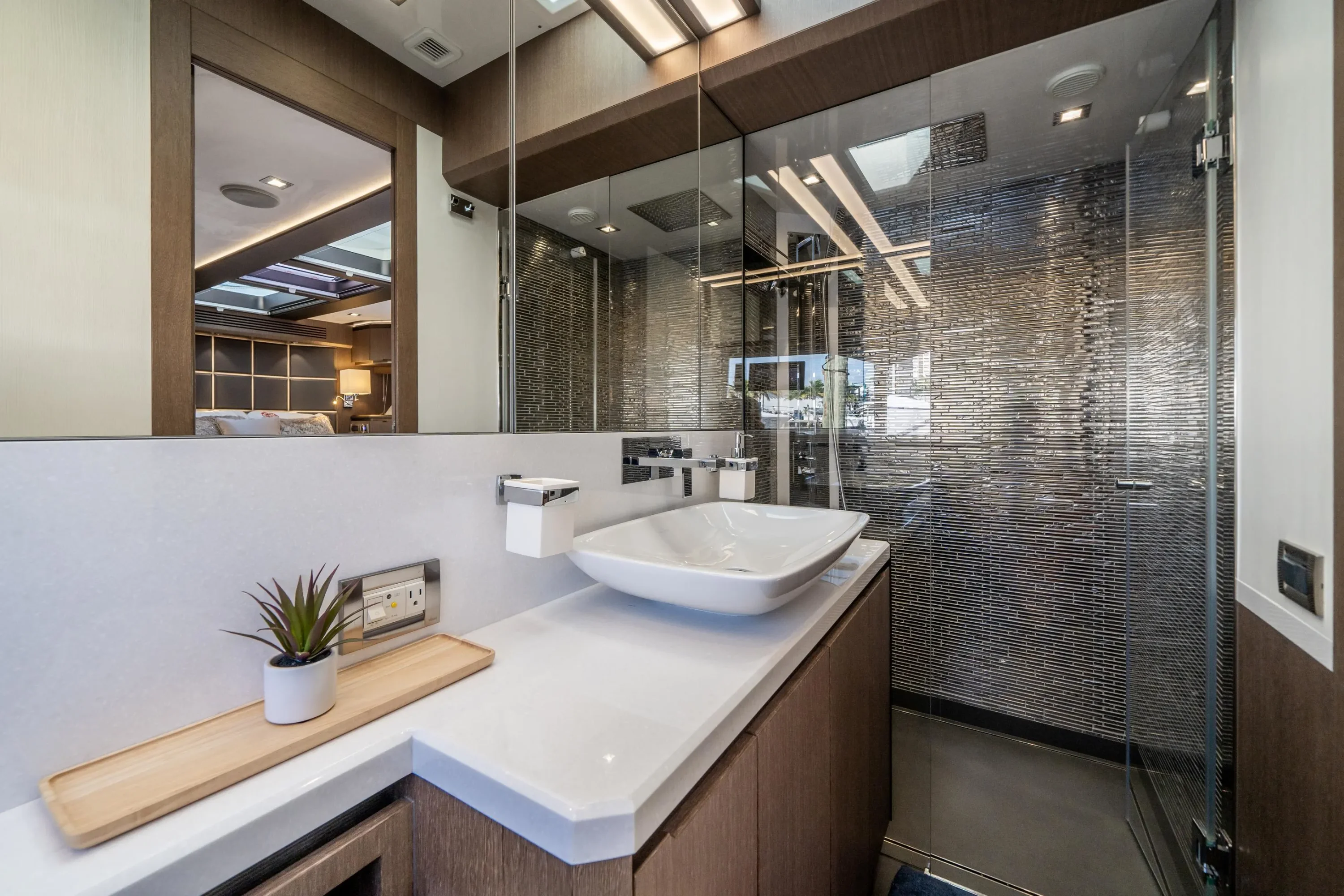 2019 Galeon 640 FLY Image Thumbnail #16