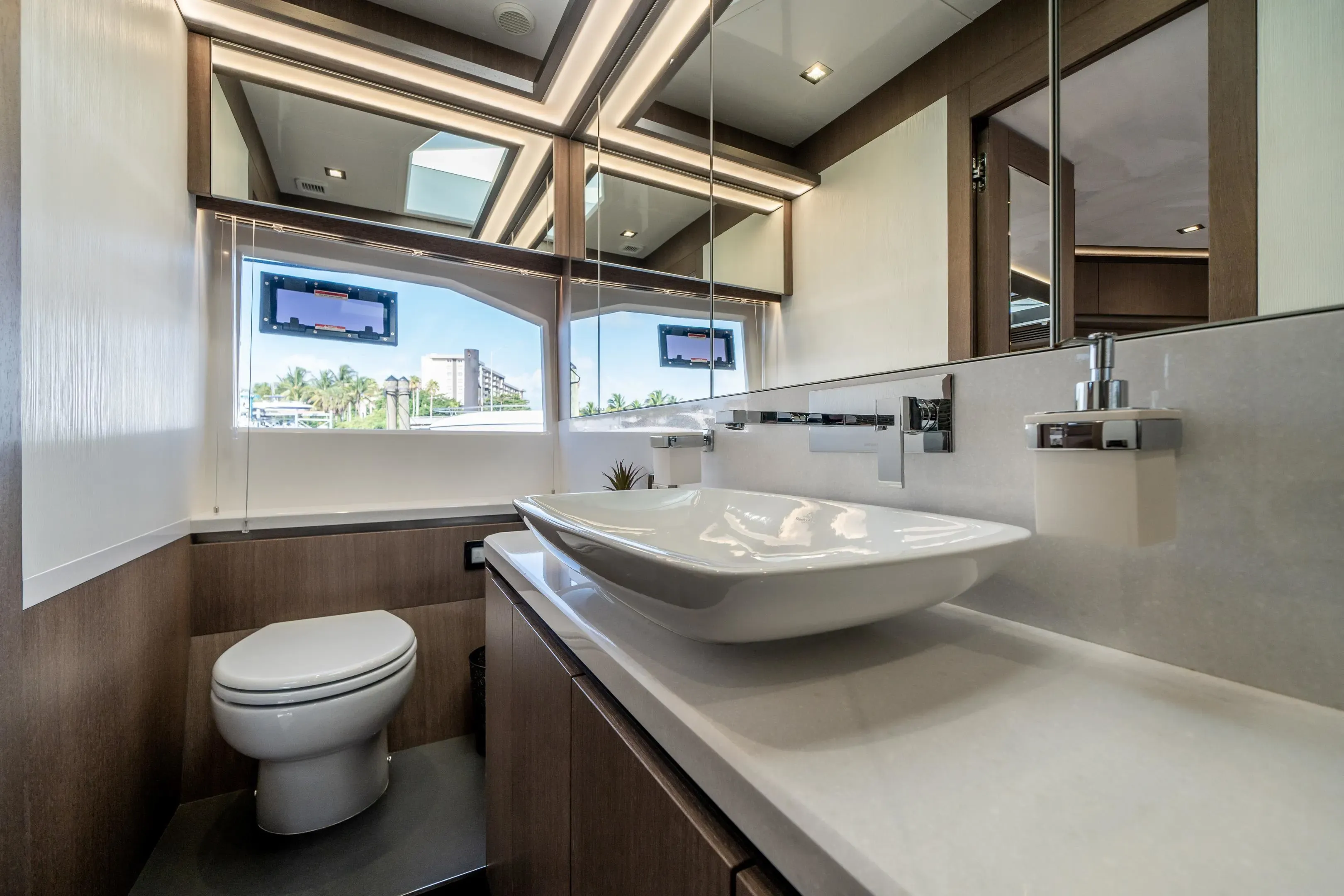 2019 Galeon
                                                             640 FLY Image Thumbnail #17