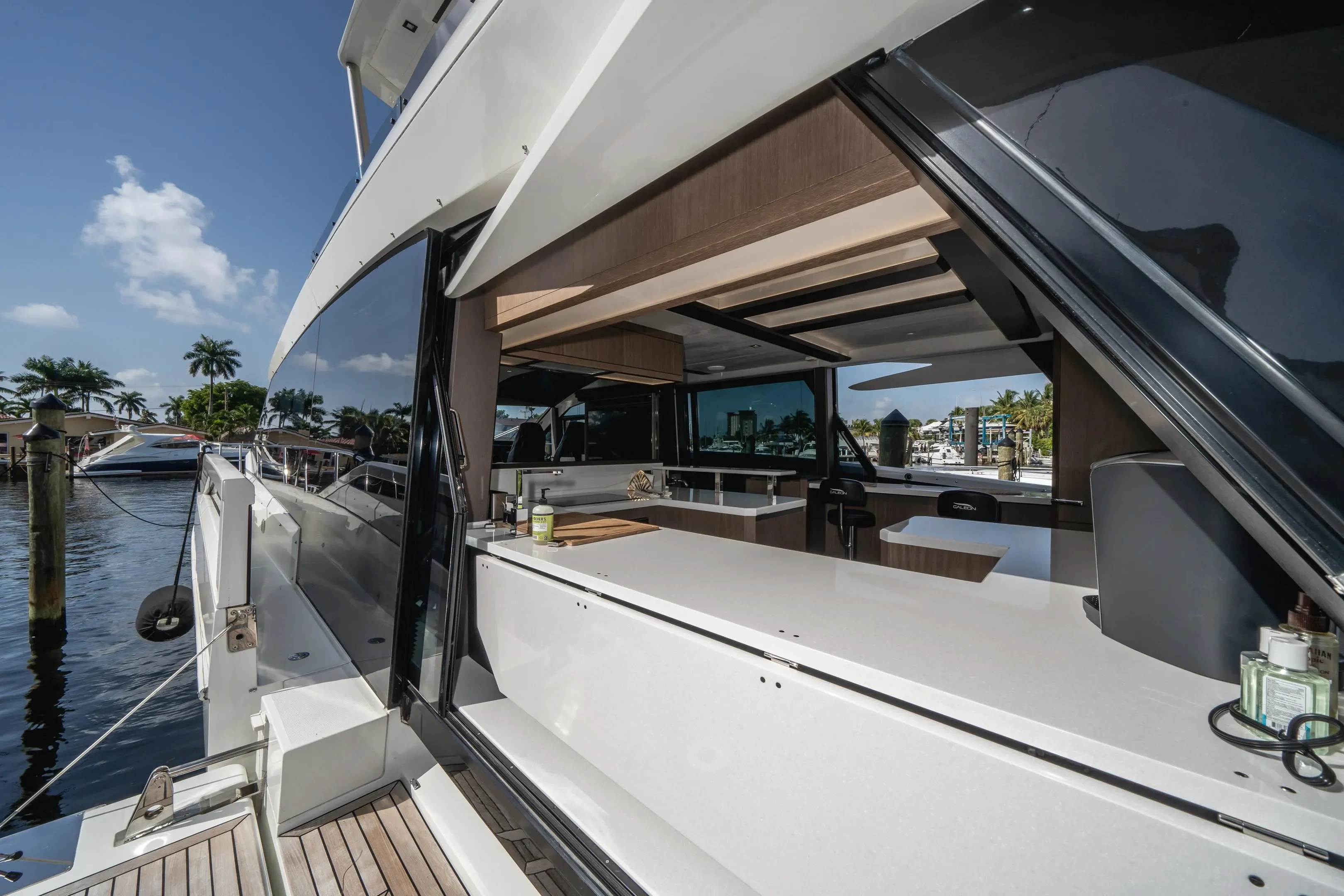 2019 Galeon
                                                             640 FLY Image Thumbnail #31