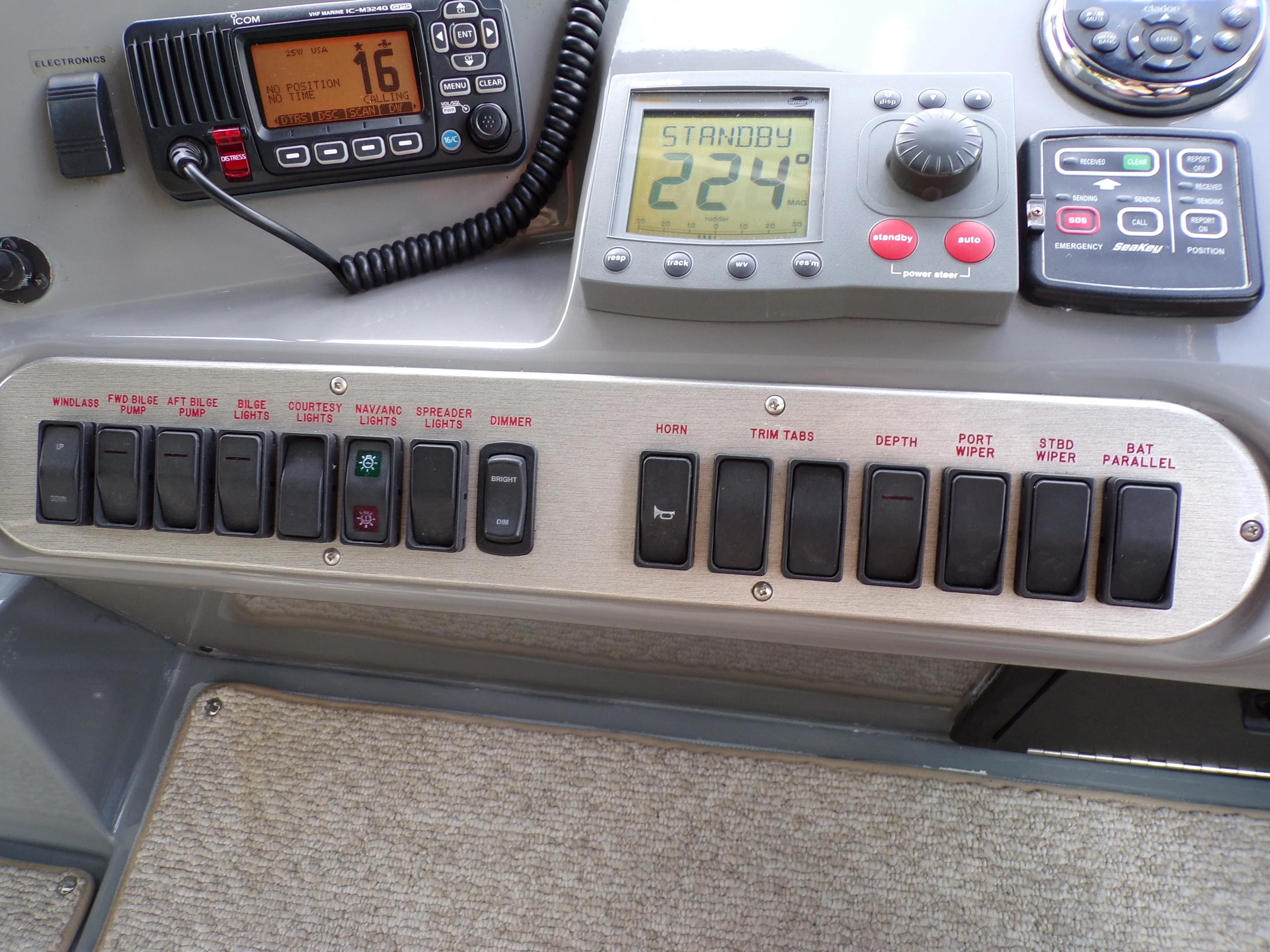 2005 Cruisers Yachts 370 EXPRESS Image Thumbnail #32