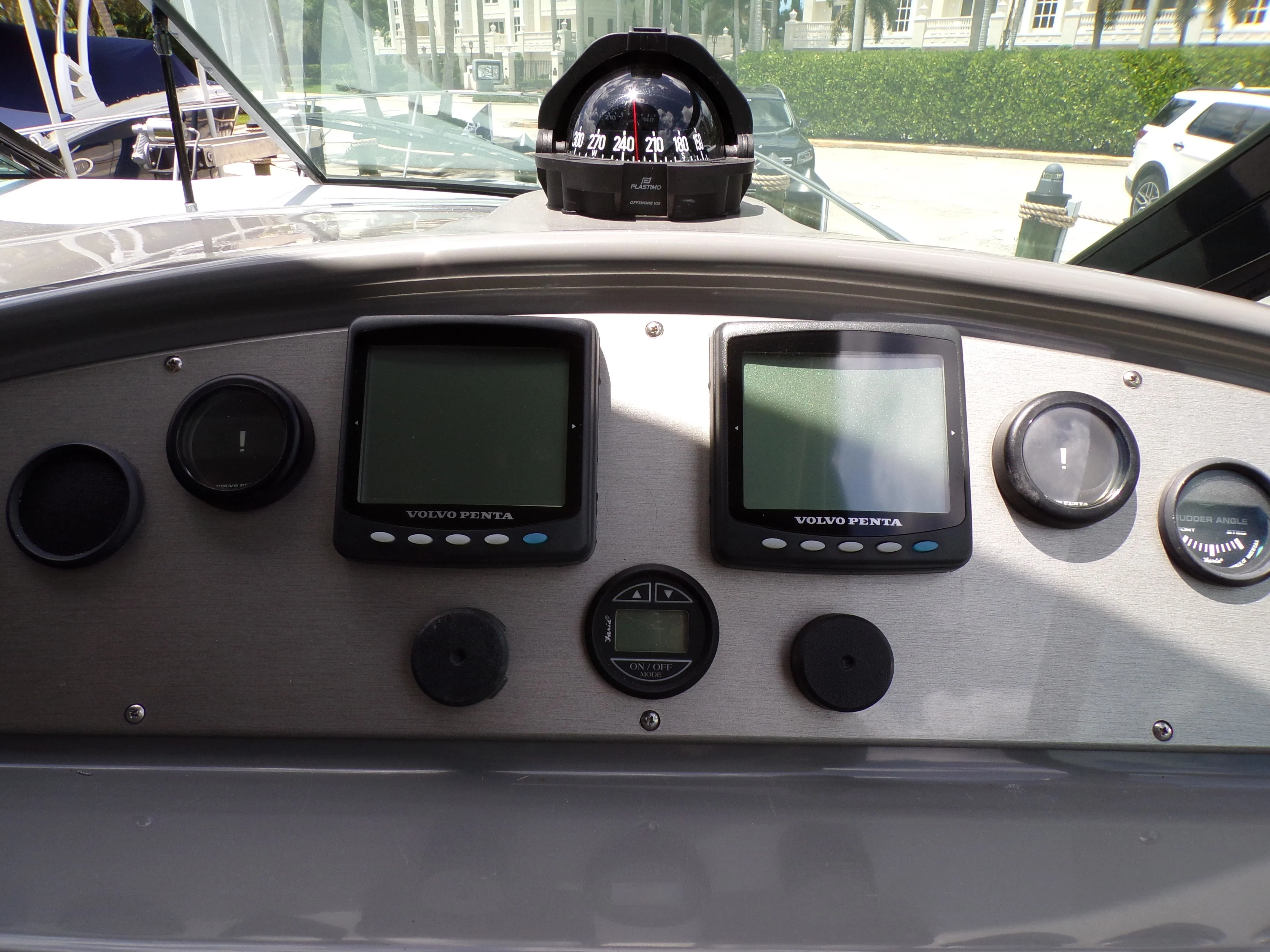 2005 Cruisers Yachts 370 EXPRESS Image Thumbnail #19