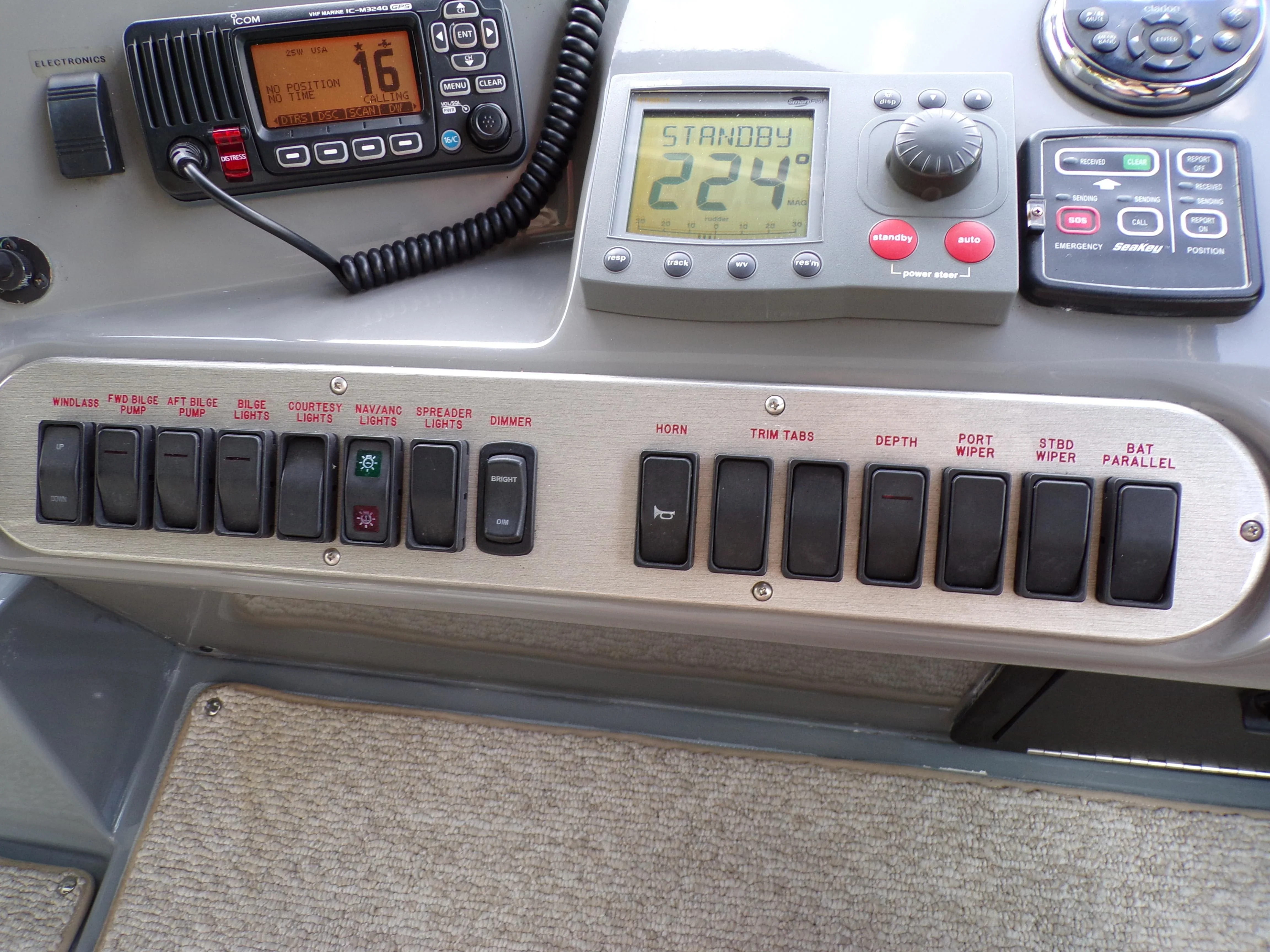 2005 Cruisers Yachts 370 EXPRESS Image Thumbnail #22