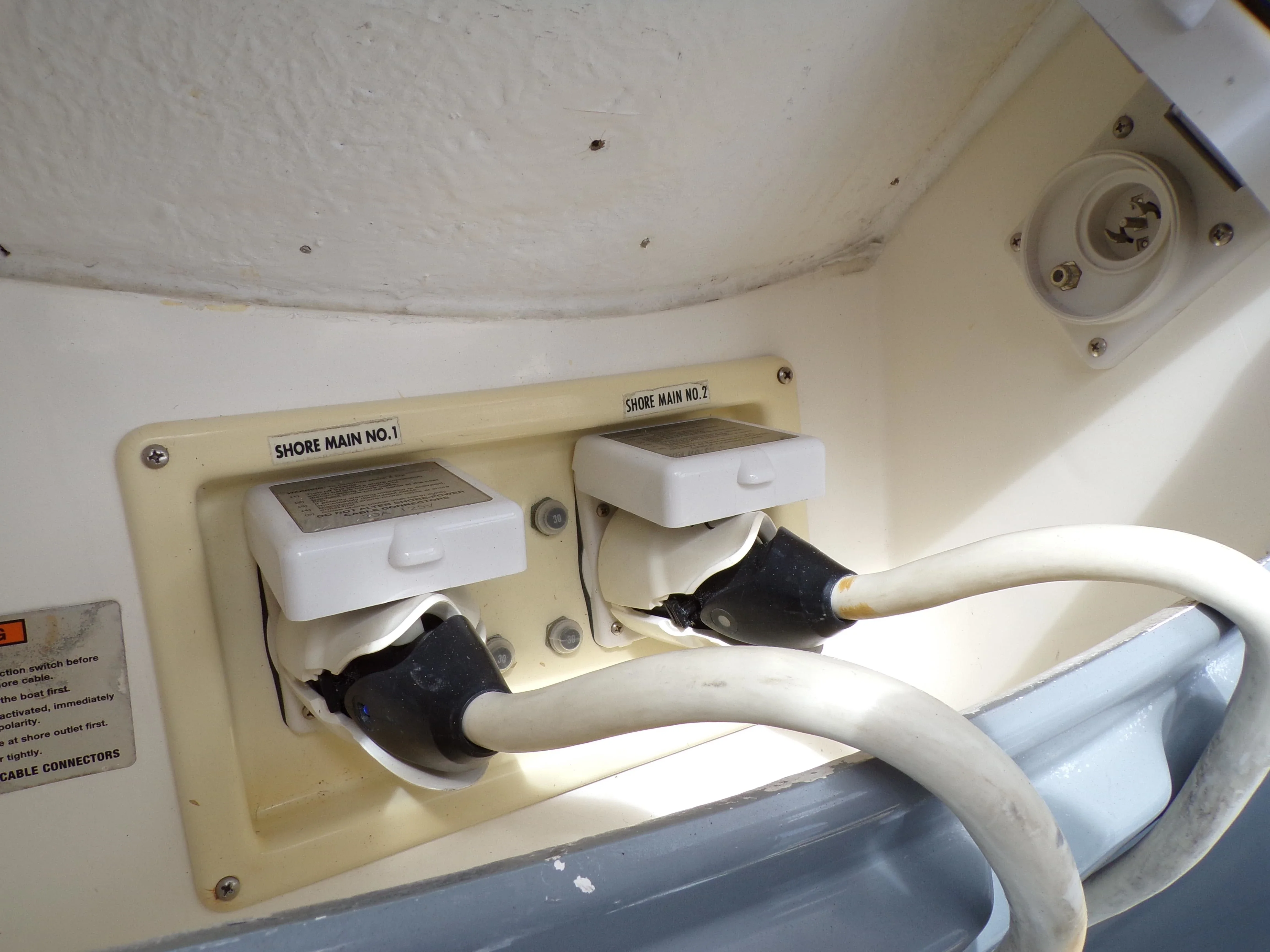 2005 Cruisers Yachts 370 EXPRESS Image Thumbnail #60