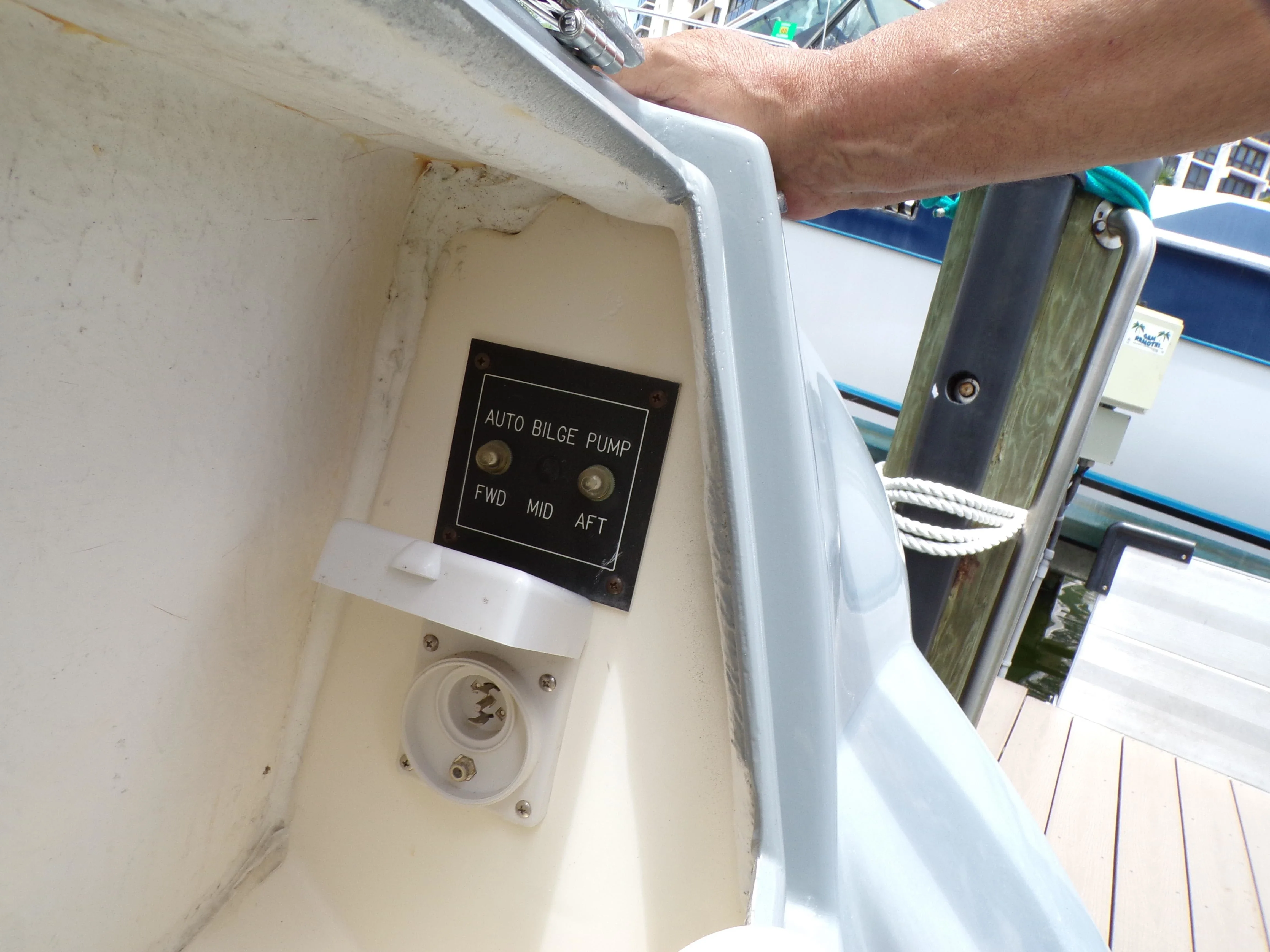 2005 Cruisers Yachts 370 EXPRESS Image Thumbnail #61