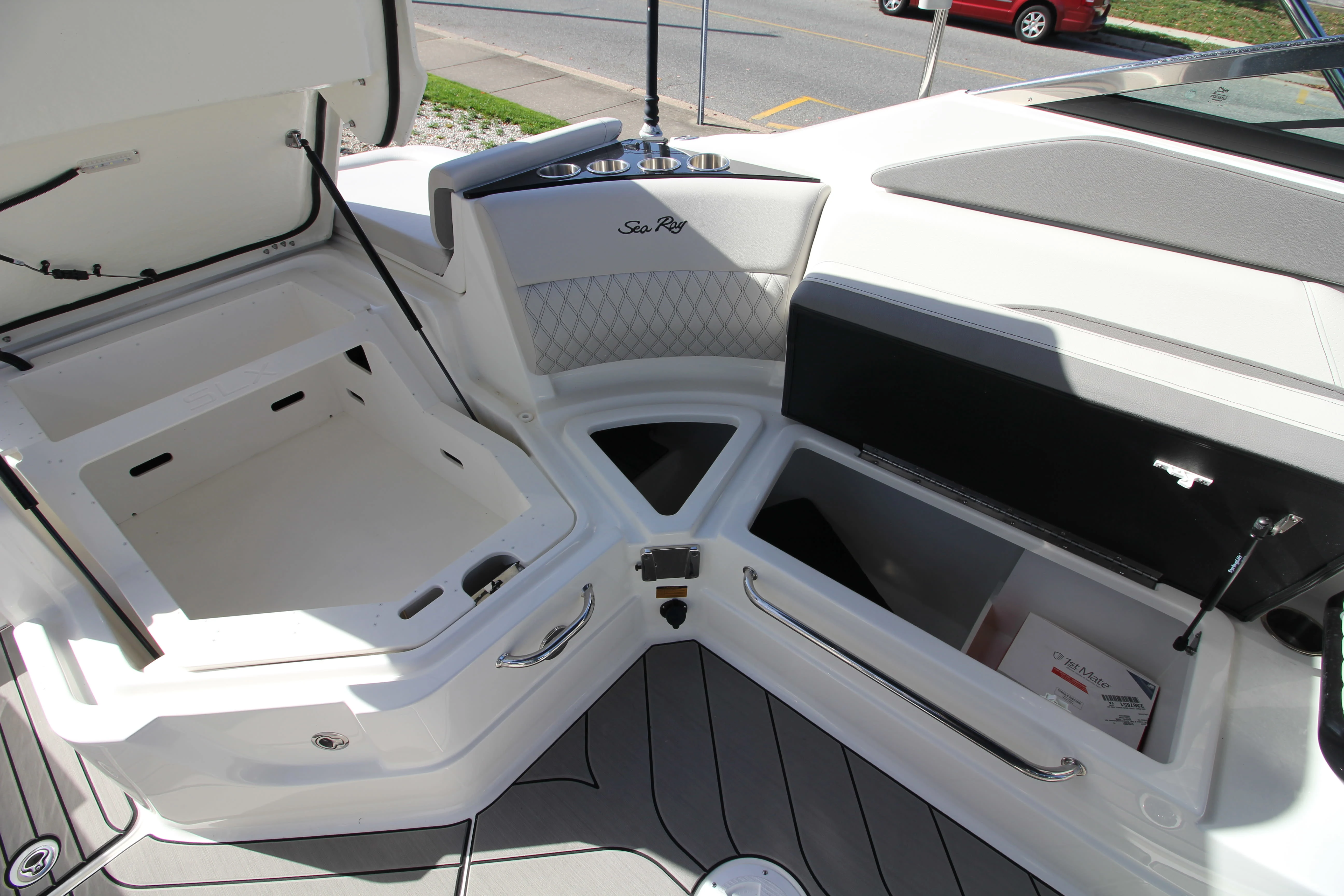 2023 Sea Ray
                                                             SLX 260 OB Image Thumbnail #10