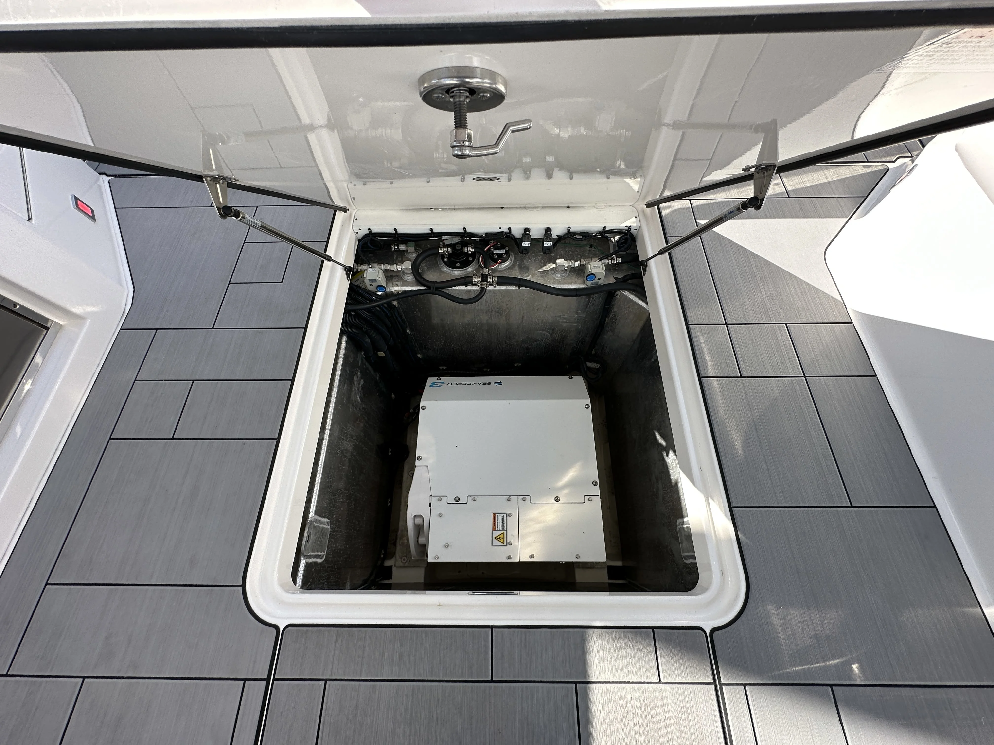 2023 Aviara
                                                             AV40 Outboard Image Thumbnail #11
