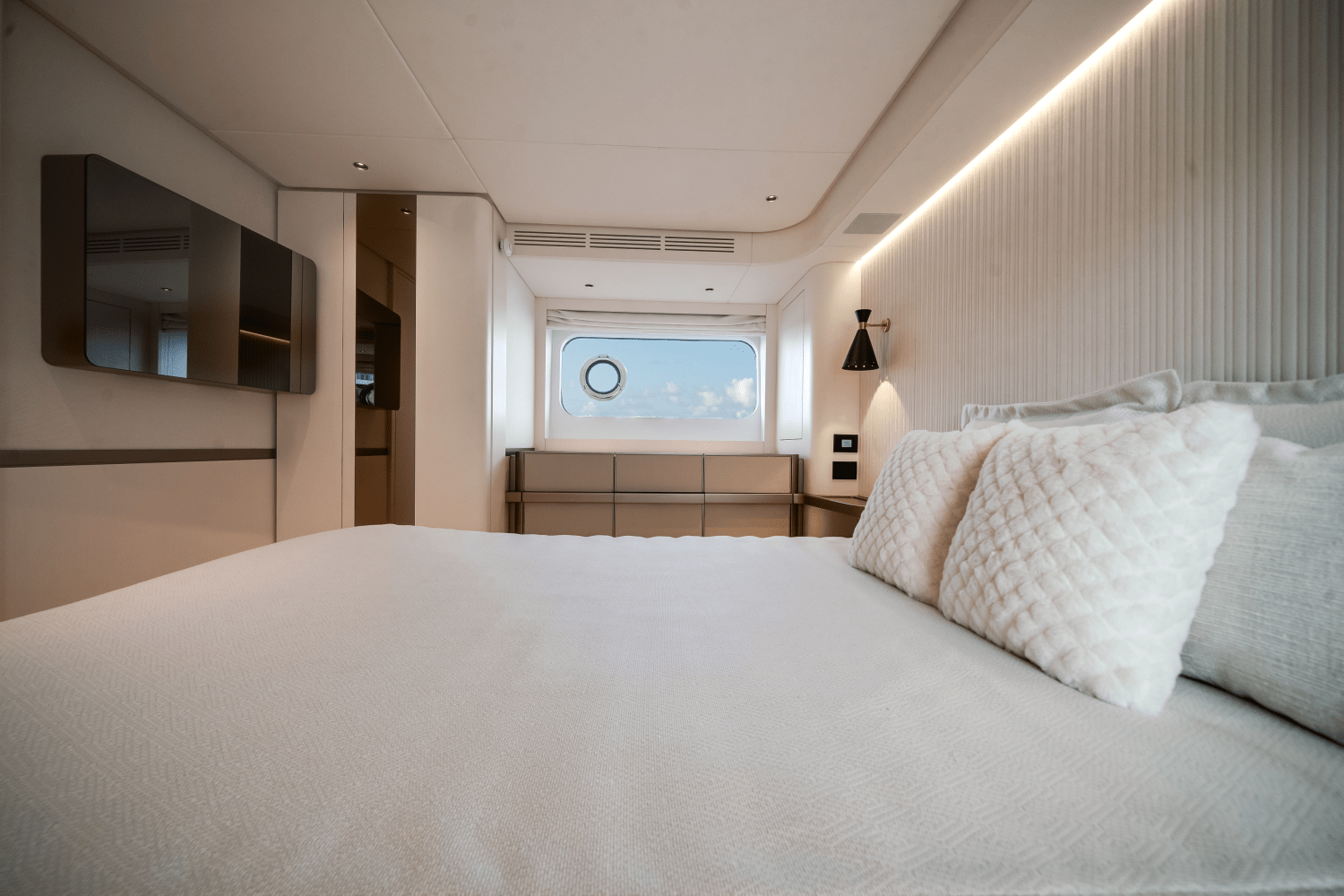 2024 Azimut
                                                             Magellano 66 Image Thumbnail #25