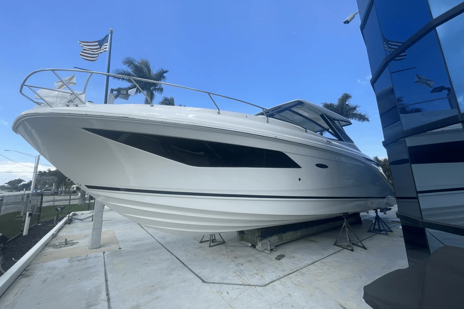 2023 Sea Ray Sundancer 320 Outboard