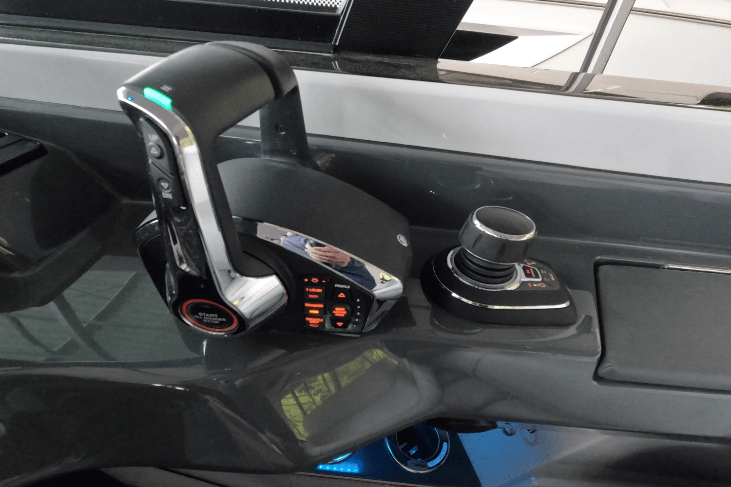 2023 Aviara
                                                             AV36 Outboard Image Thumbnail #12