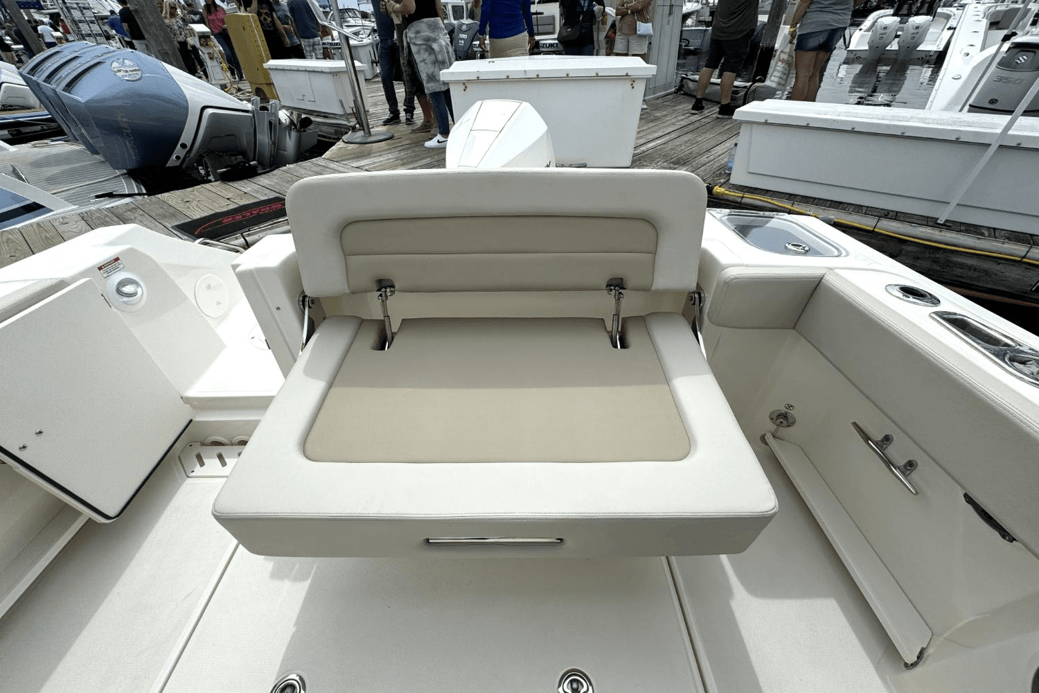 2025 Boston Whaler 240 Vantage Image Thumbnail #6