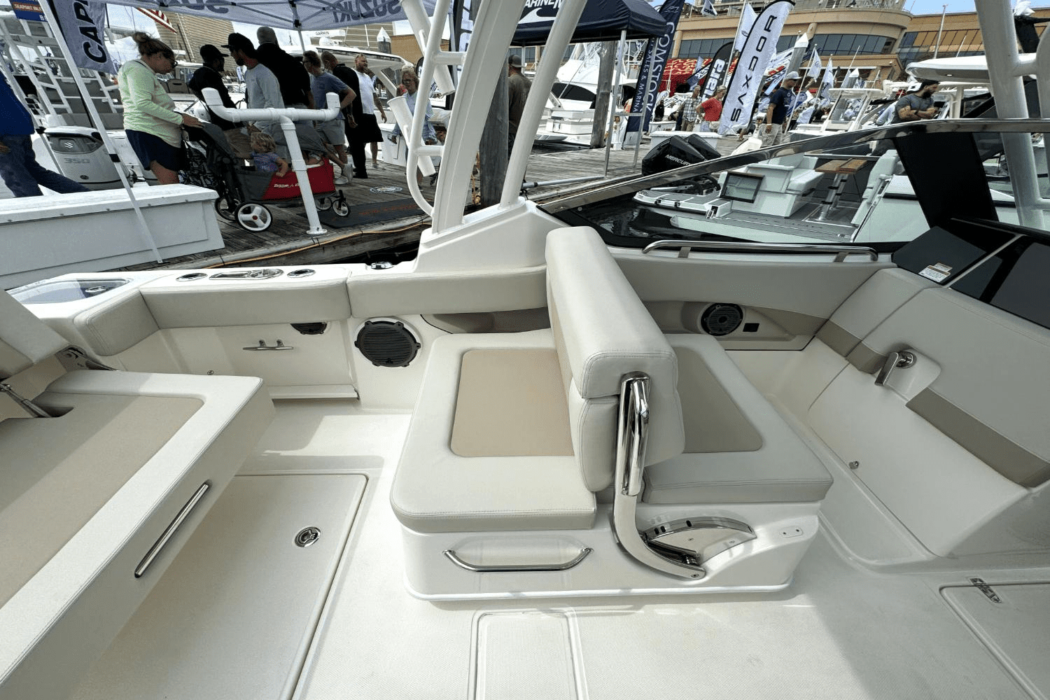 2025 Boston Whaler 240 Vantage Image Thumbnail #9