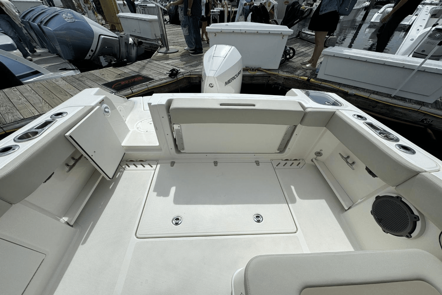 2025 Boston Whaler 240 Vantage Image Thumbnail #3