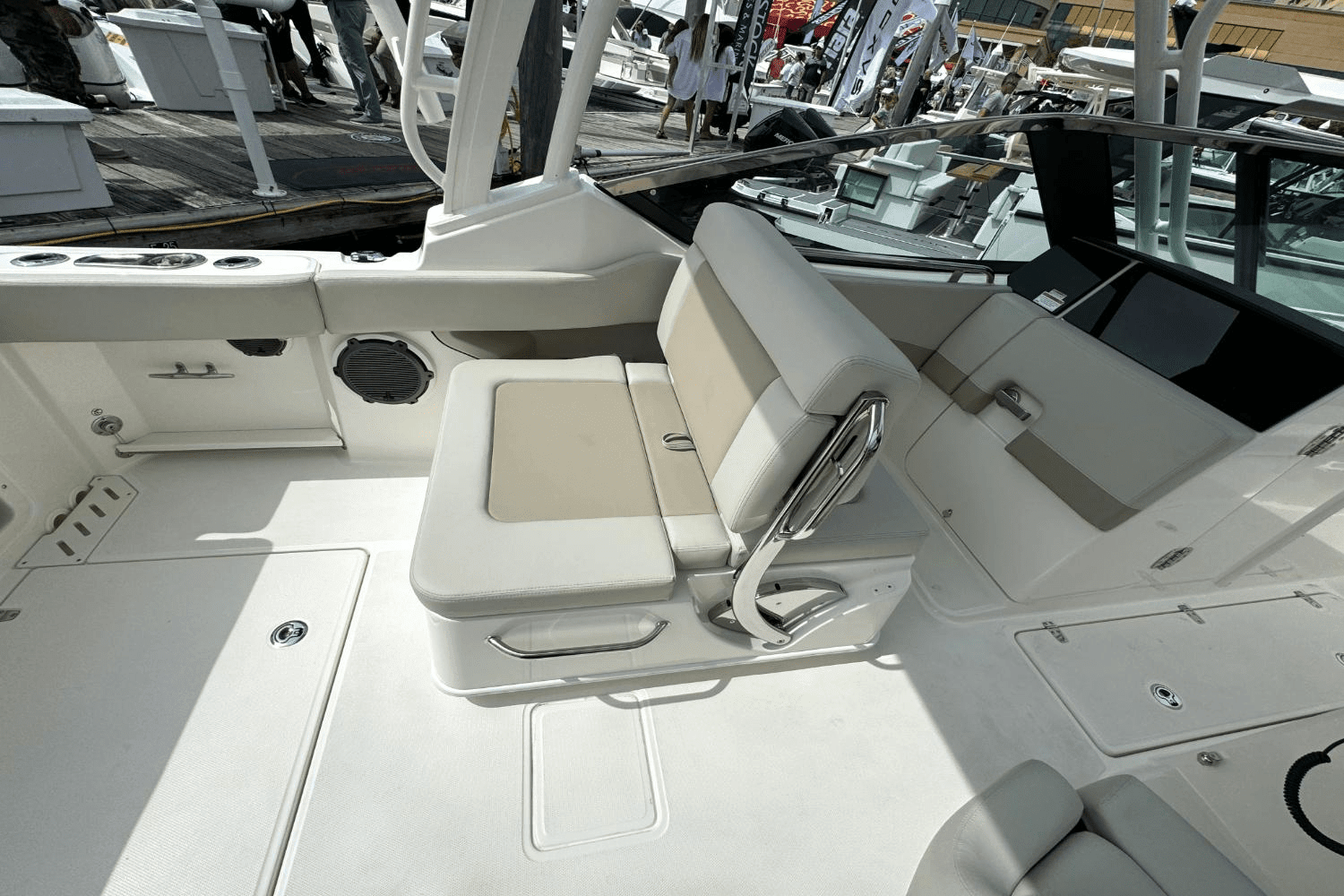 2025 Boston Whaler 240 Vantage Image Thumbnail #10