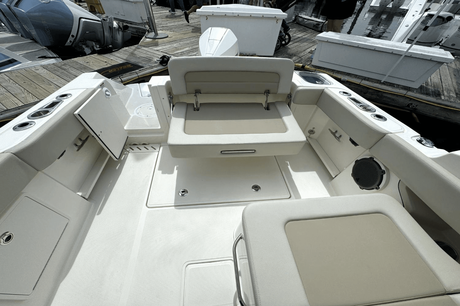 2025 Boston Whaler 240 Vantage Image Thumbnail #7