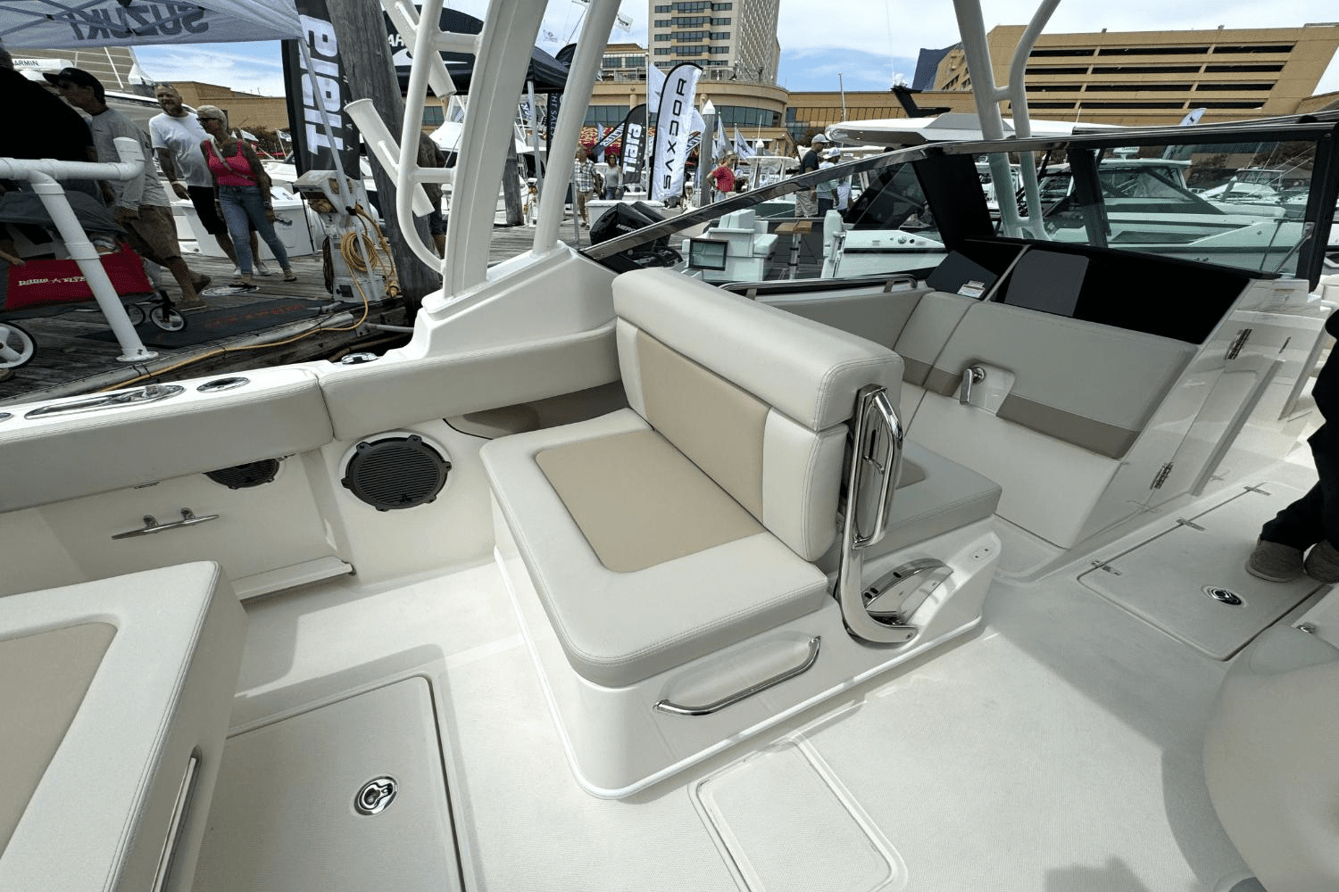 2025 Boston Whaler 240 Vantage Image Thumbnail #8