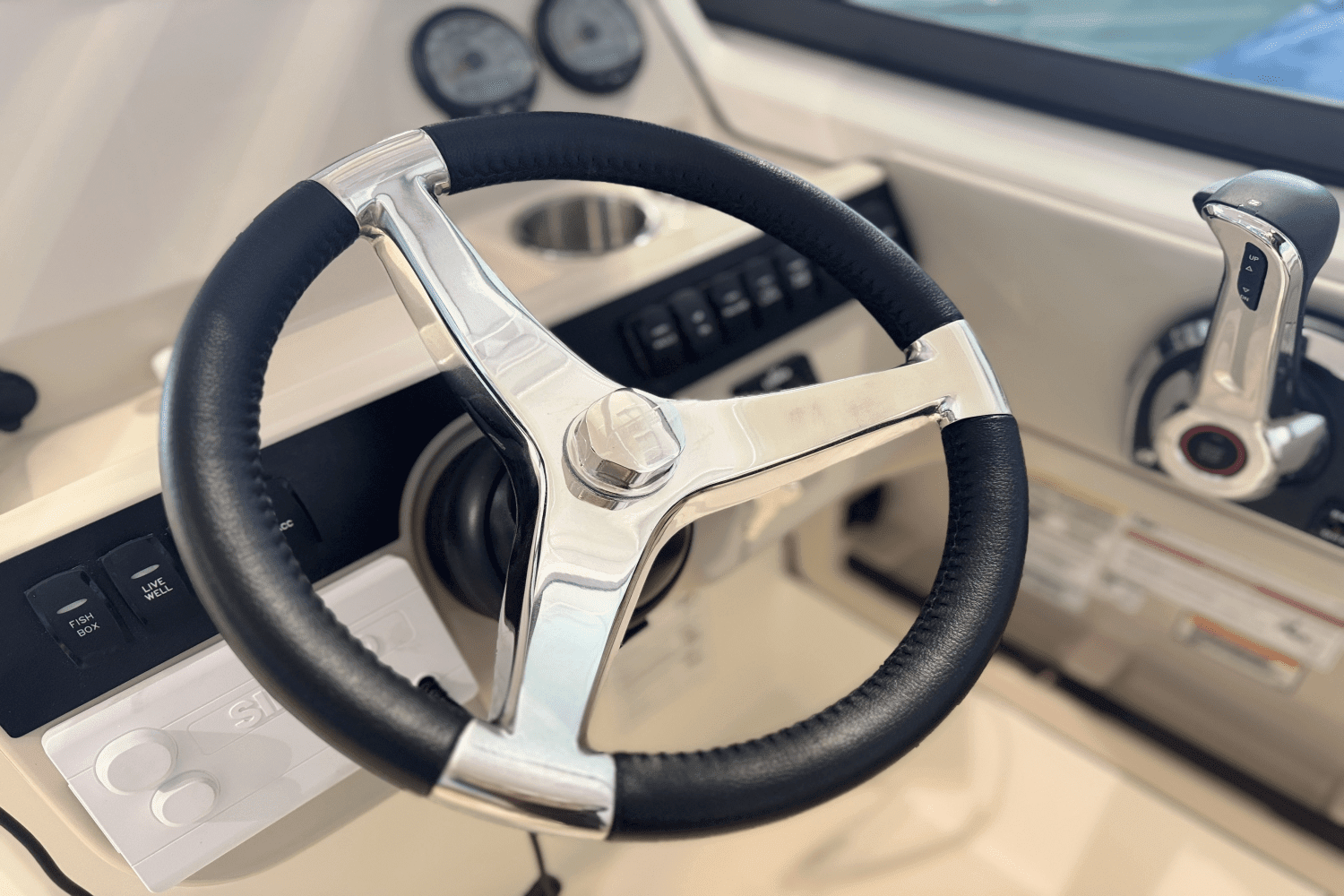 2025 Boston Whaler 240 Vantage Image Thumbnail #10