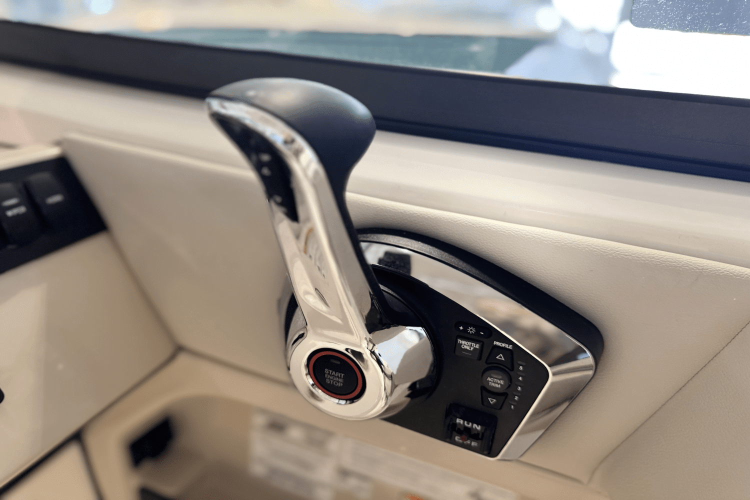 2025 Boston Whaler 240 Vantage Image Thumbnail #11