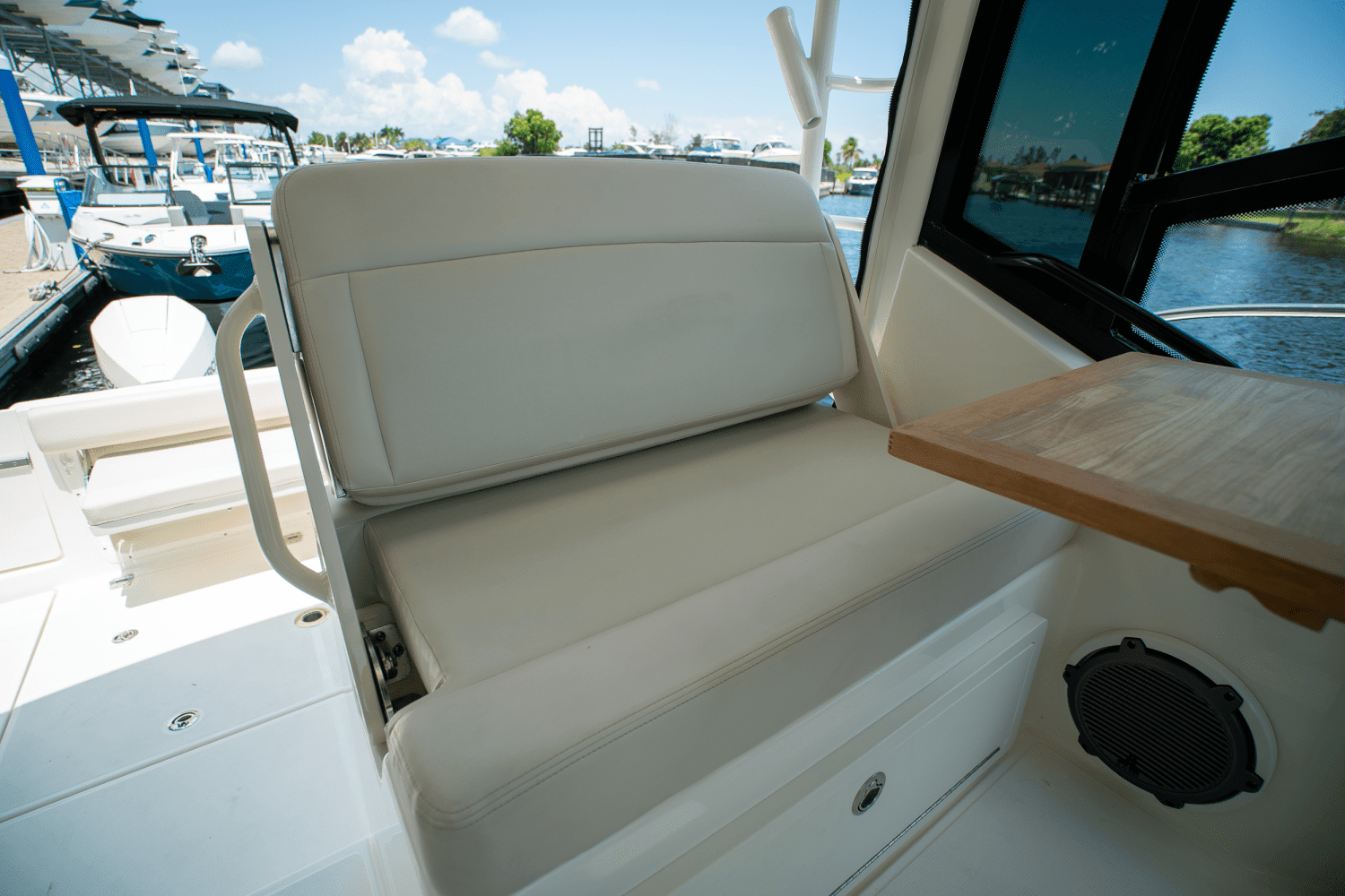 2024 Boston Whaler 325 Conquest Image Thumbnail #15