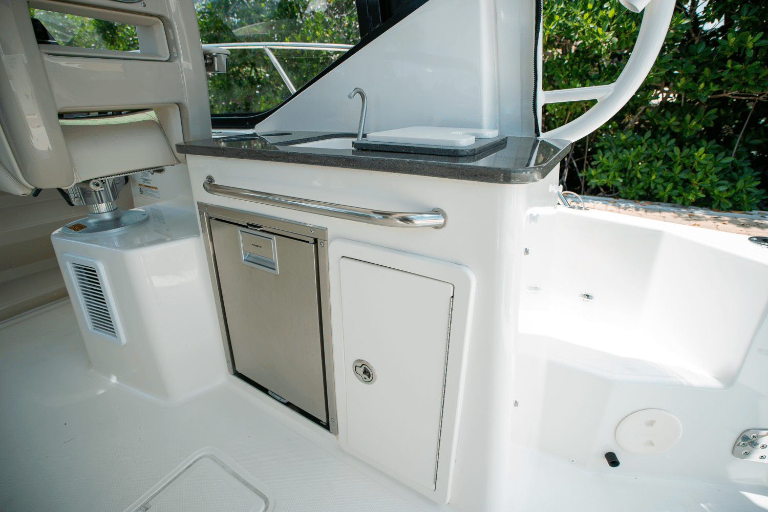 2024 Boston Whaler 325 Conquest Image Thumbnail #11