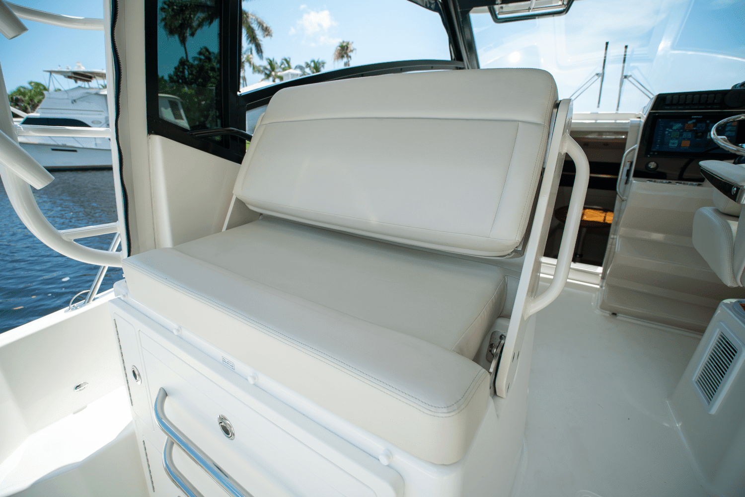 2024 Boston Whaler 325 Conquest Image Thumbnail #14