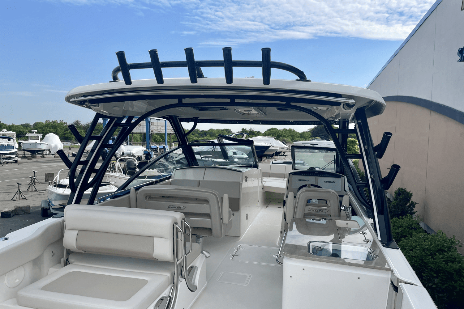 Thumbnail 4 for 2024 Boston Whaler 320 Vantage