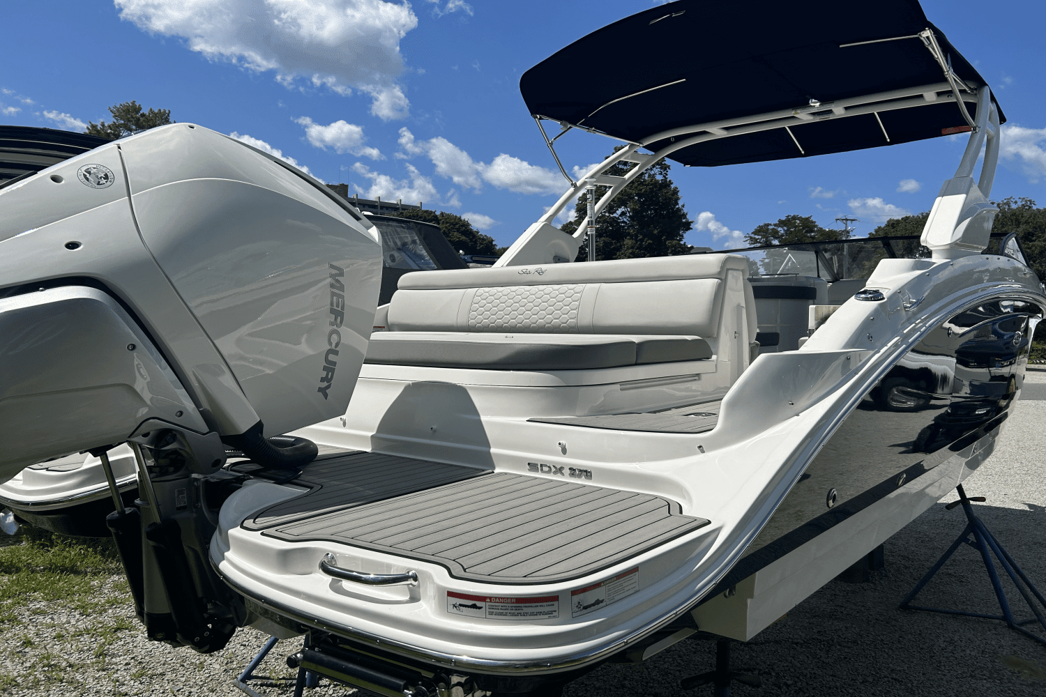 Thumbnail 3 for 2024 Sea Ray SDX 270 Outboard