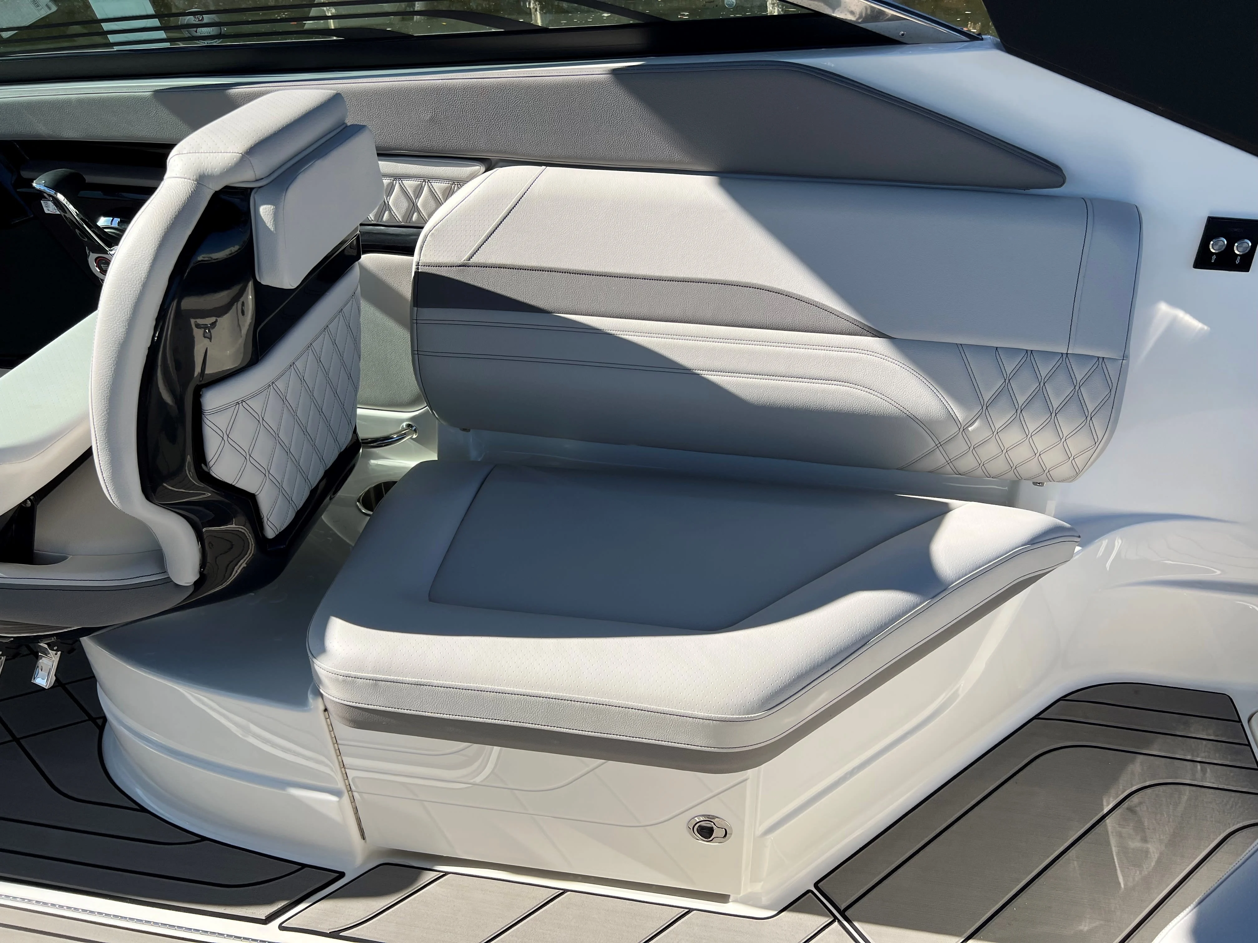 2023 Sea Ray
                                                             SLX 260 OB Image Thumbnail #26