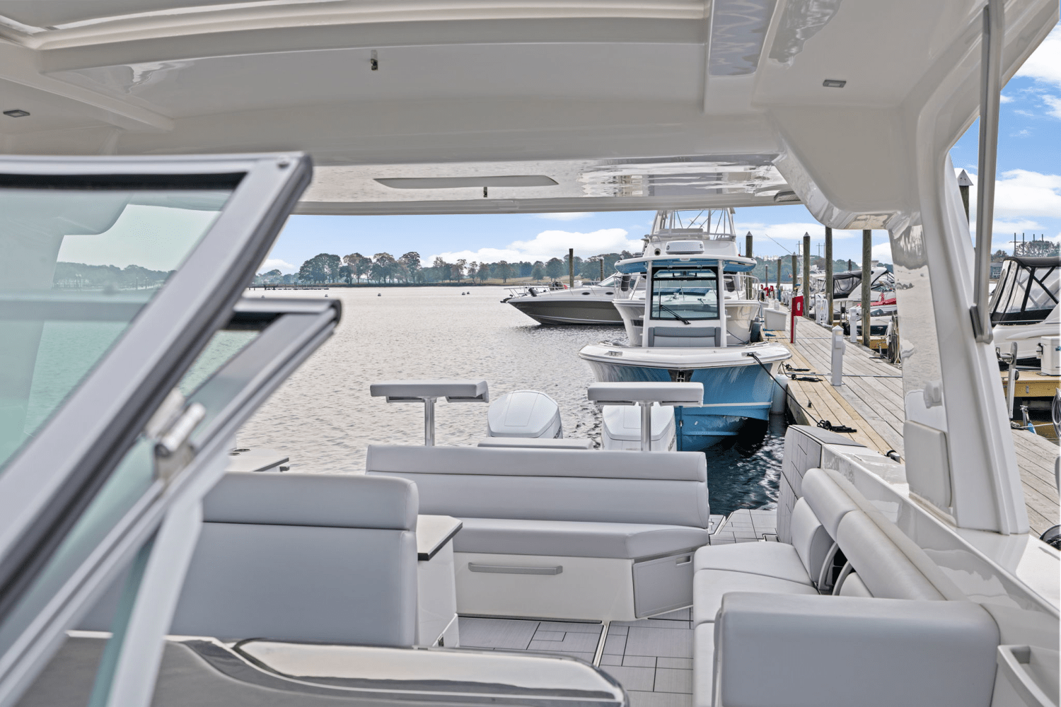 2023 Aviara AV40 Outboard Image Thumbnail #22