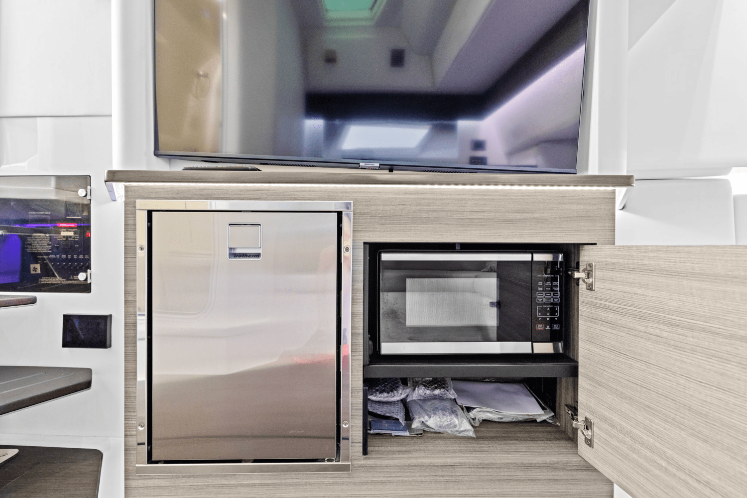 2023 Aviara AV40 Outboard Image Thumbnail #33