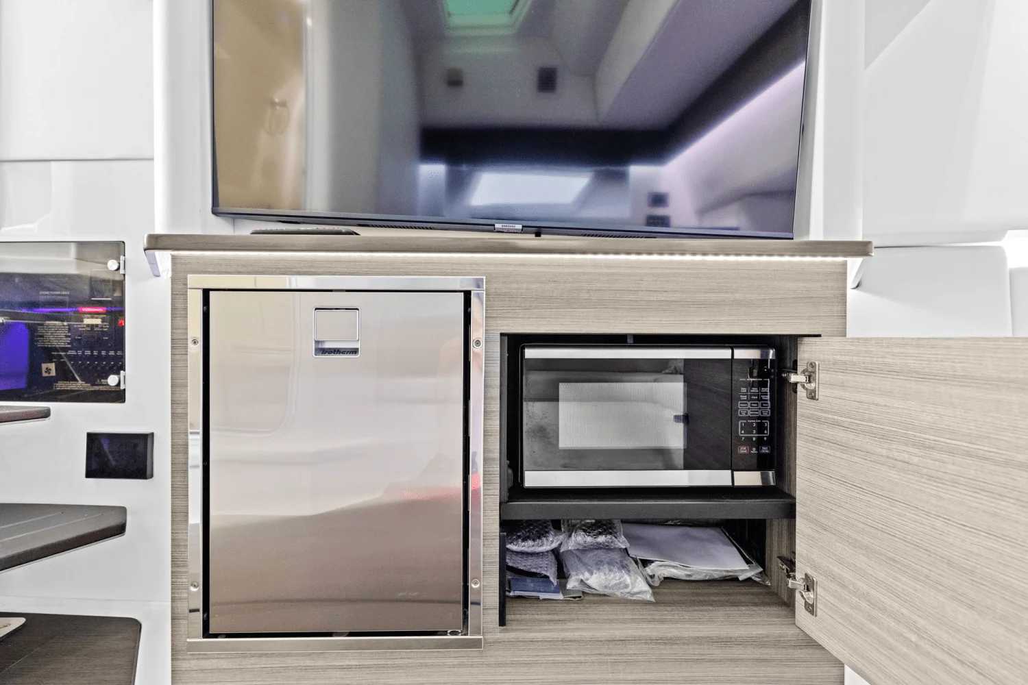 2023 Aviara AV40 Outboard Image Thumbnail #33