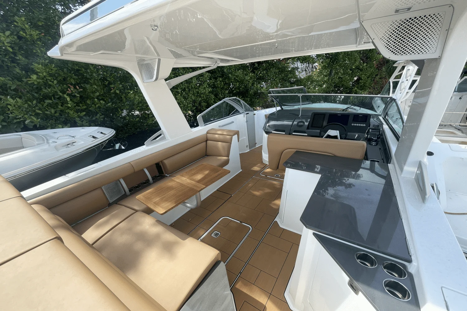 2023 Aviara
                                                             AV32 Outboard Image Thumbnail #11