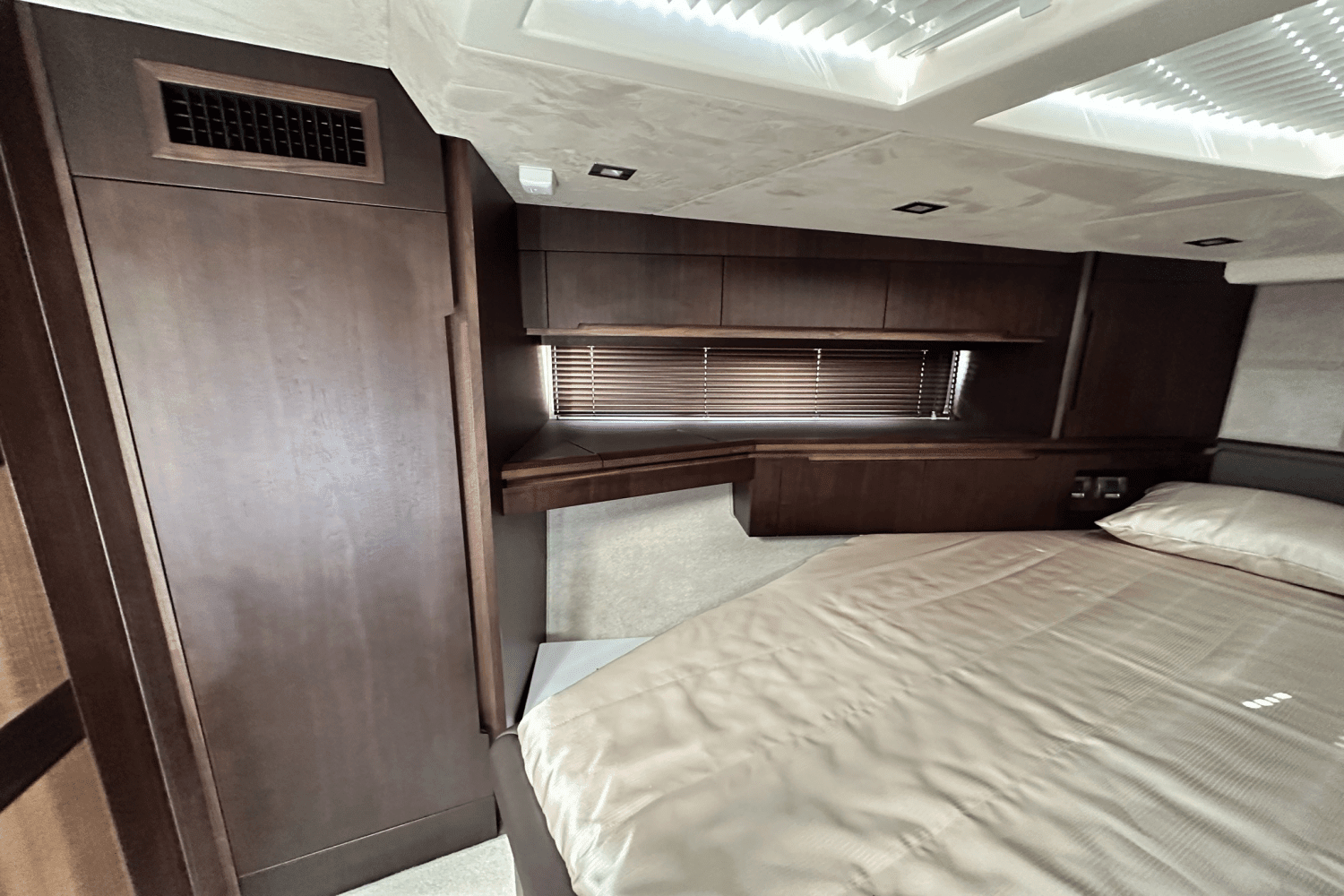 2023 Galeon
                                                             470 SKY Image Thumbnail #21