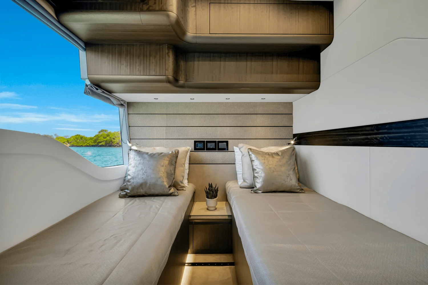 2025 Galeon
                                                             560 FLY Image Thumbnail #36