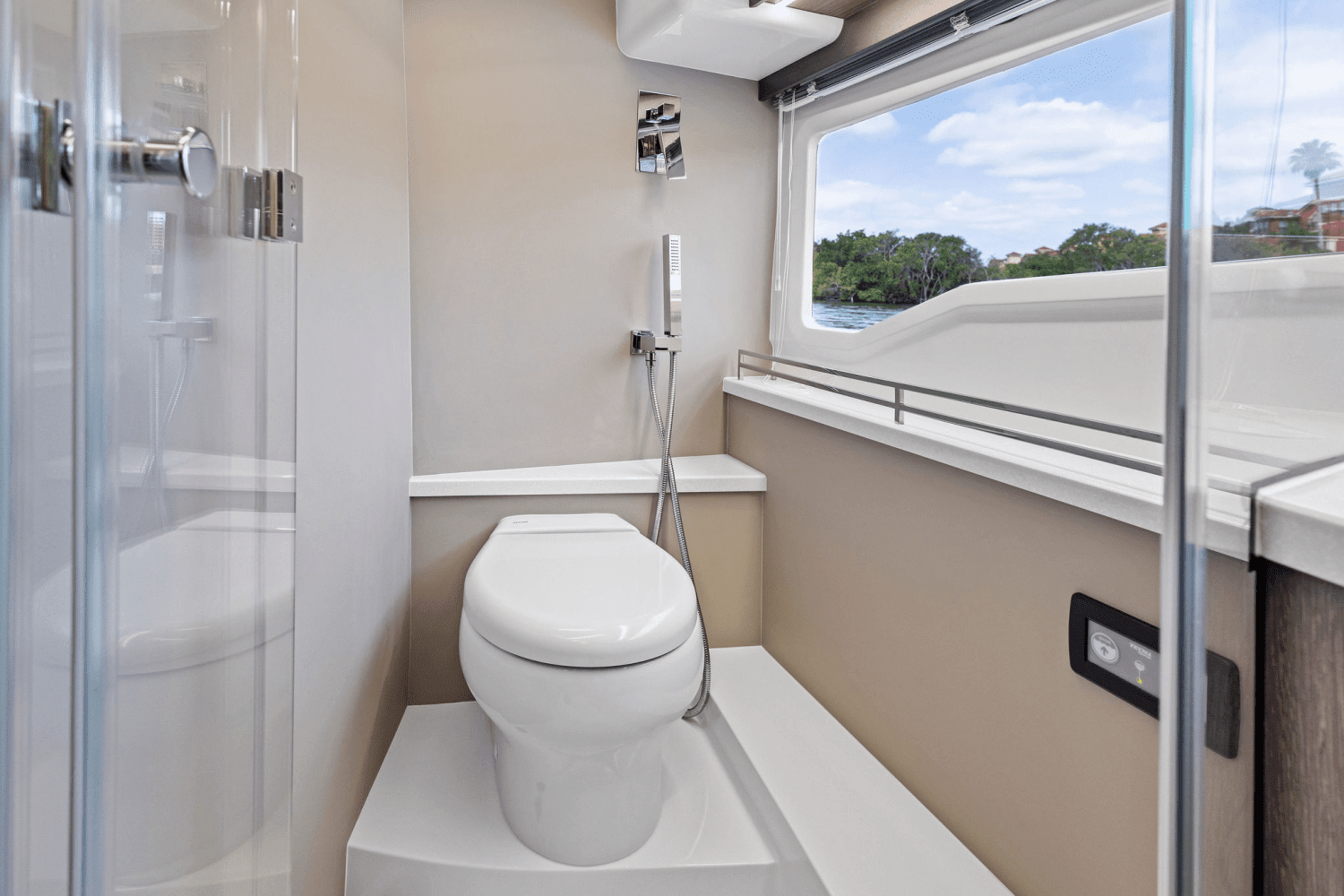 2025 Galeon 400 FLY Image Thumbnail #8
