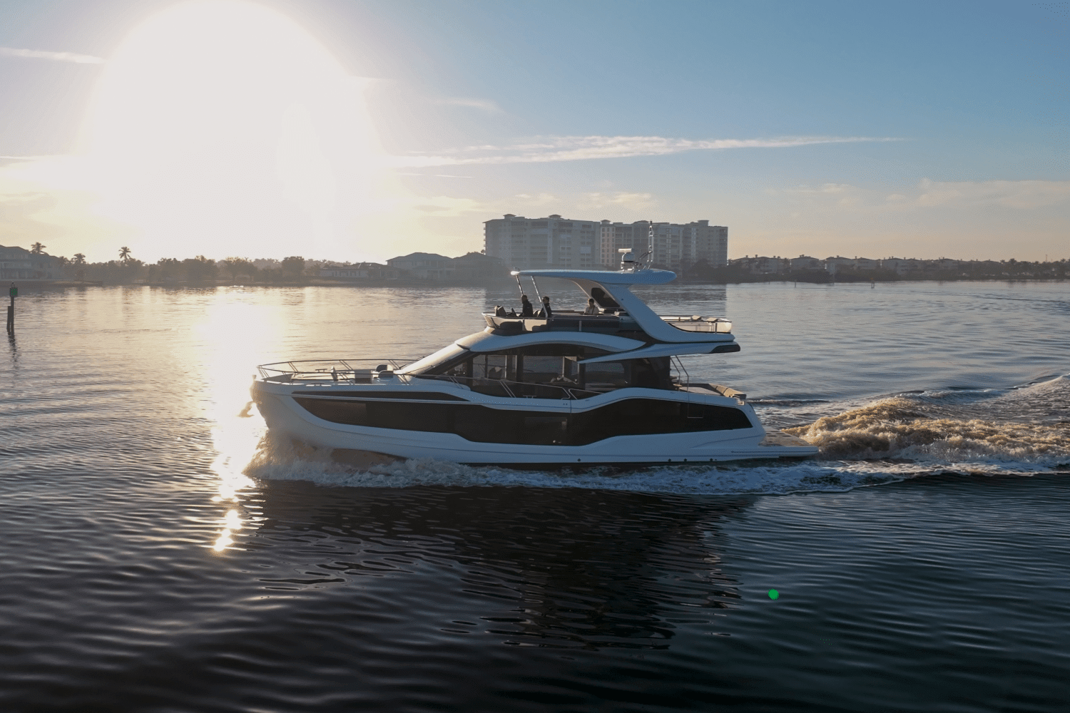 2025 Galeon
                                                             560 FLY Image Thumbnail #2