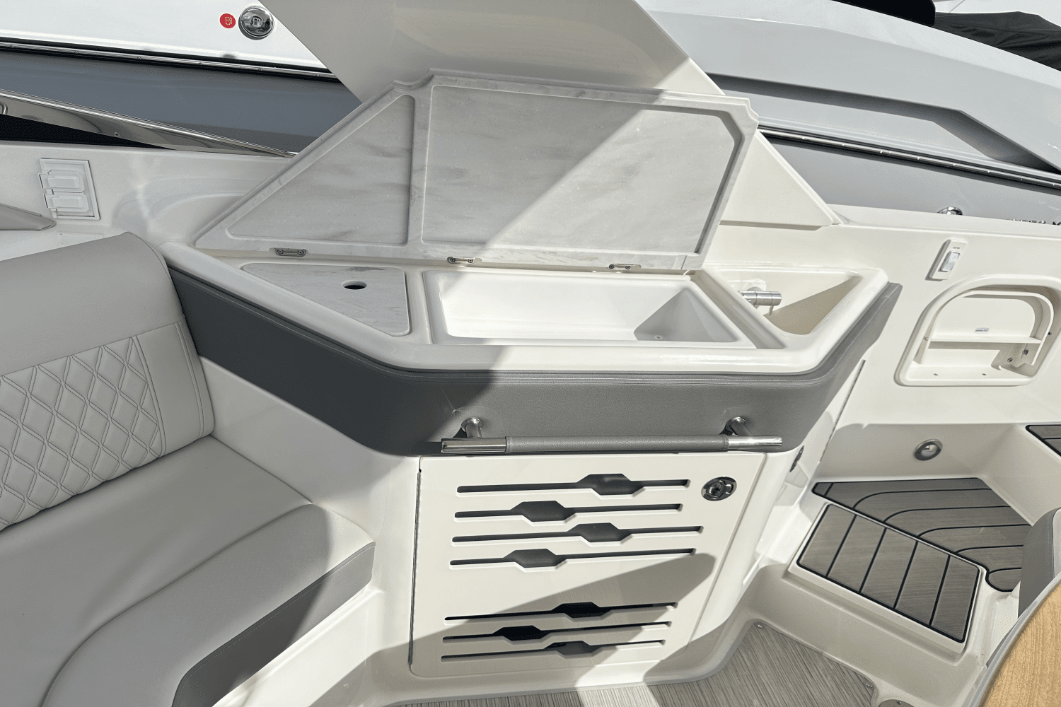 2024 Sea Ray 310 SLX Outboard Image Thumbnail #17