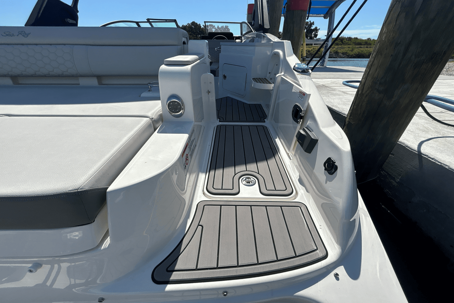 2024 Sea Ray SDX 290 Outboard Image Thumbnail #5