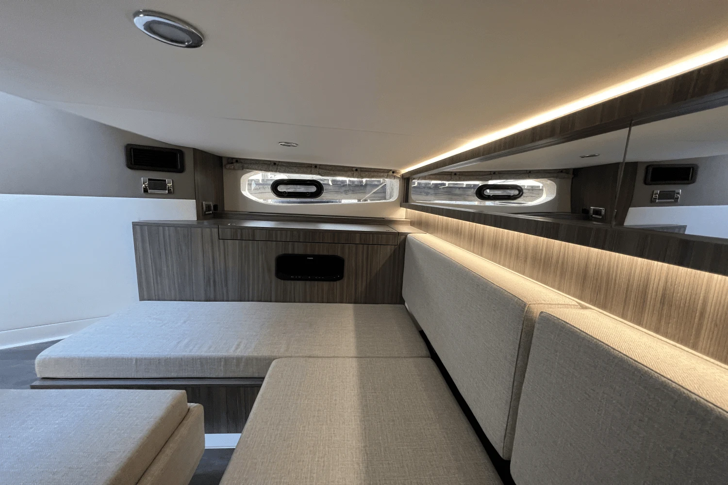 2023 Sea Ray
                                                             Sundancer 370 Image Thumbnail #26