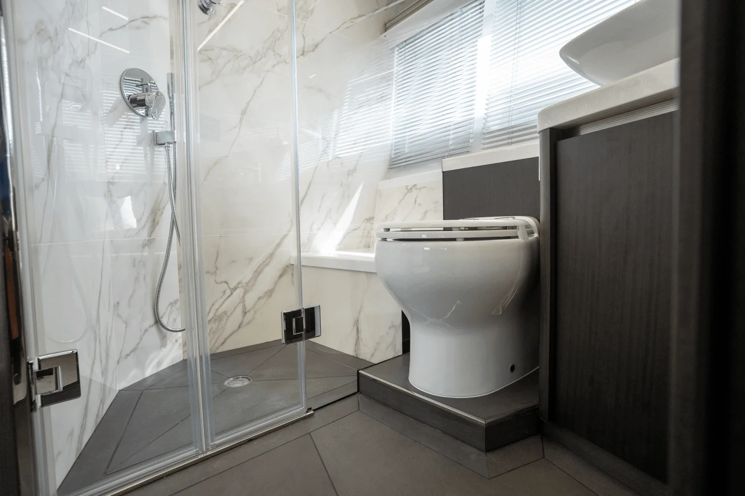 2025 Galeon
                                                             680 FLY Image Thumbnail #34