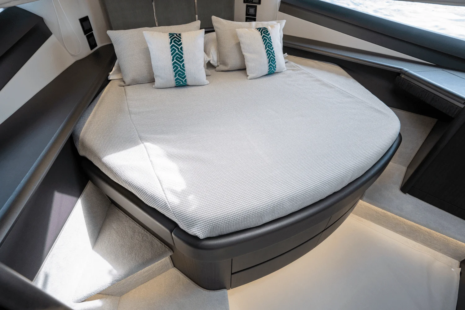 2025 Galeon
                                                             680 FLY Image Thumbnail #32