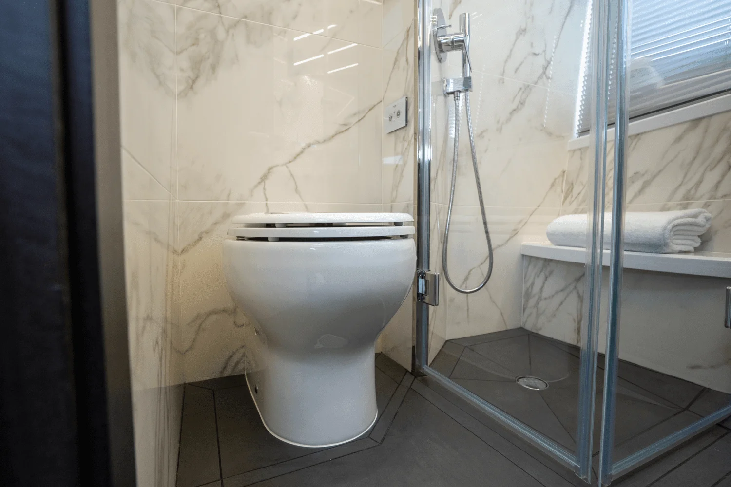 2025 Galeon
                                                             680 FLY Image Thumbnail #37