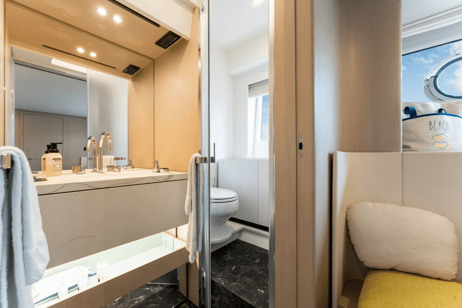 2023 Azimut 68 FLY Image Thumbnail #33