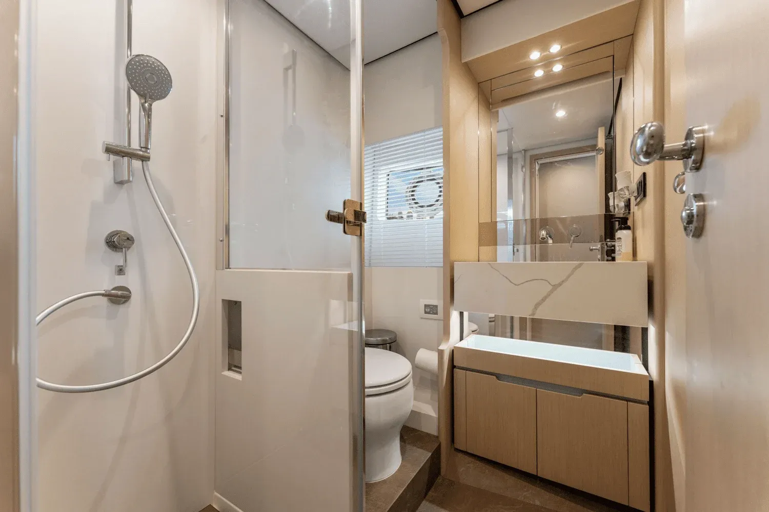 2023 Azimut 68 FLY Image Thumbnail #42