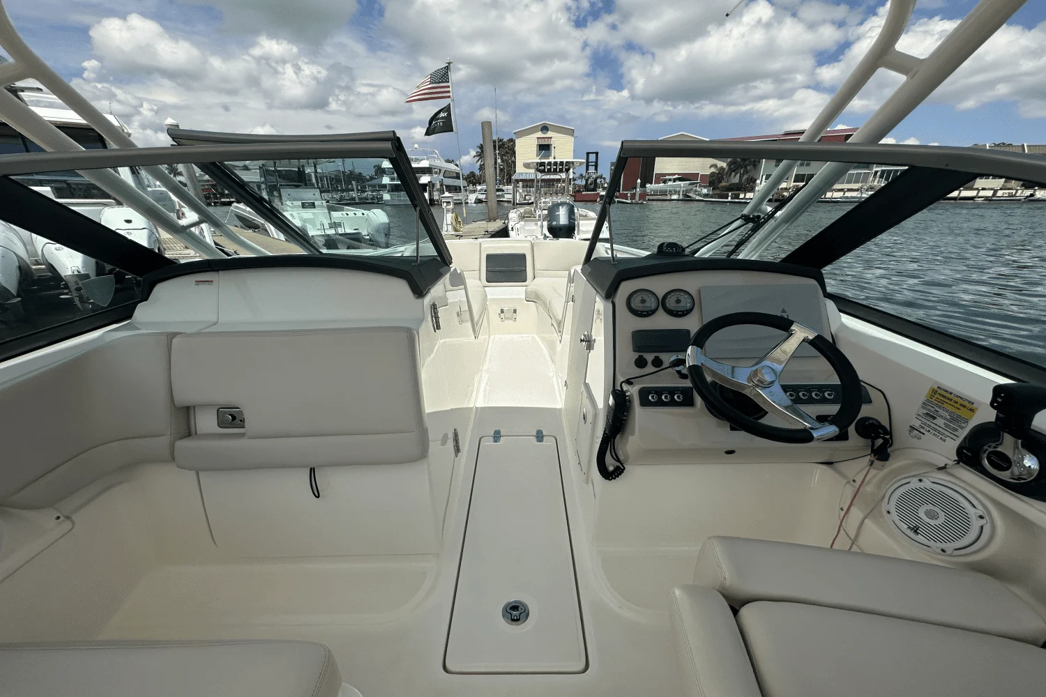 2018 Boston Whaler 230 VANTAGE MarineMax Naples