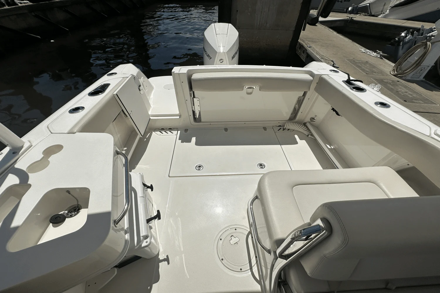 2018 Boston Whaler 230 VANTAGE MarineMax Naples