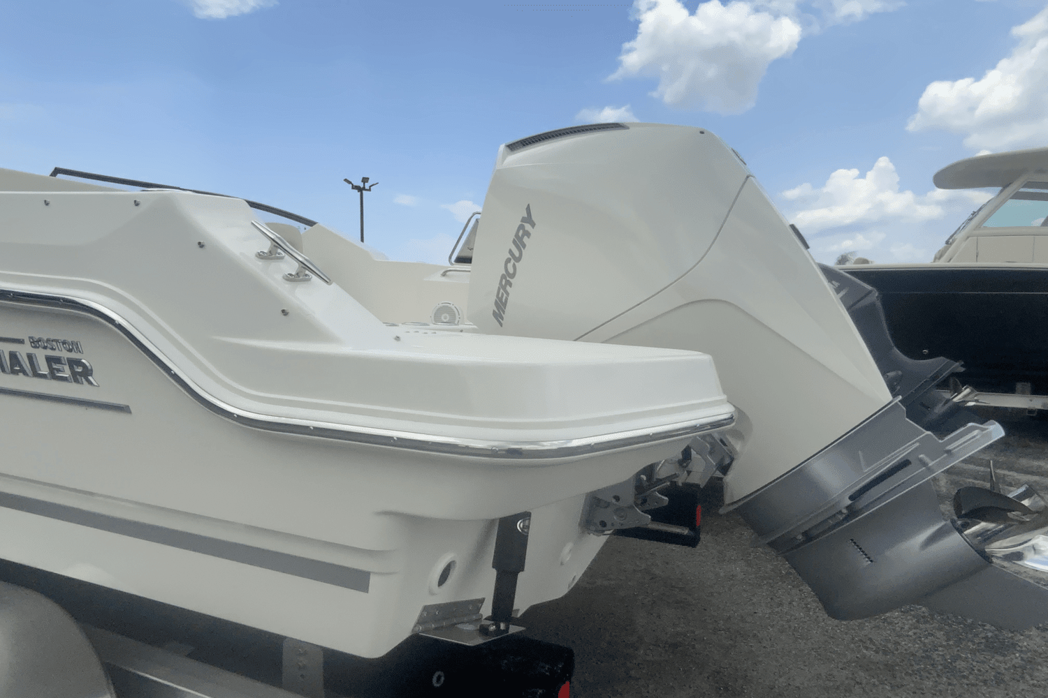 Thumbnail 3 for 2024 Boston Whaler 210 Vantage