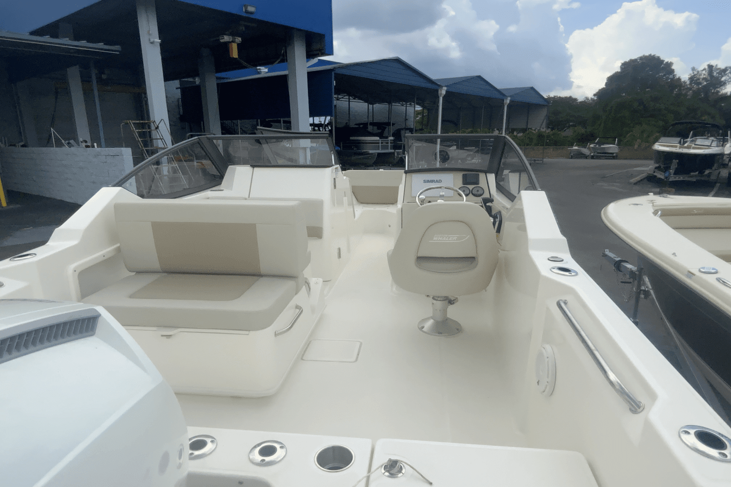 2024 Boston Whaler 210 Vantage Image Thumbnail #3