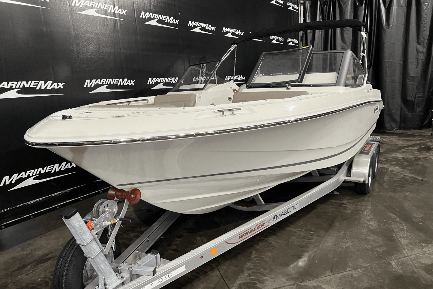 Thumbnail 2 for 2024 Boston Whaler 210 Vantage