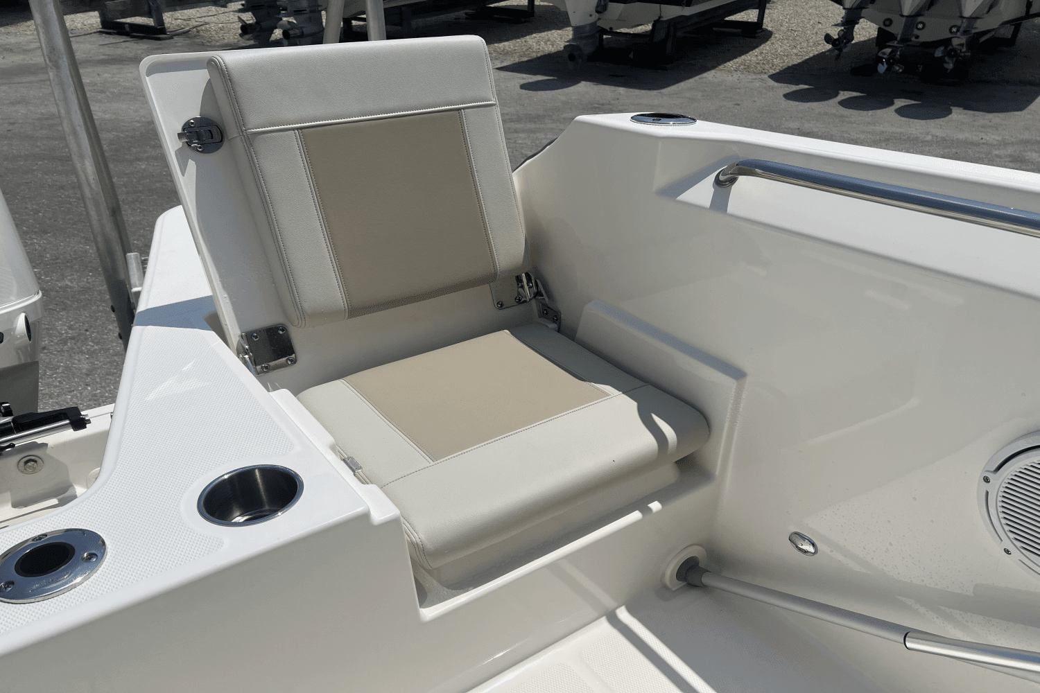 2024 Boston Whaler 210 Vantage Image Thumbnail #8